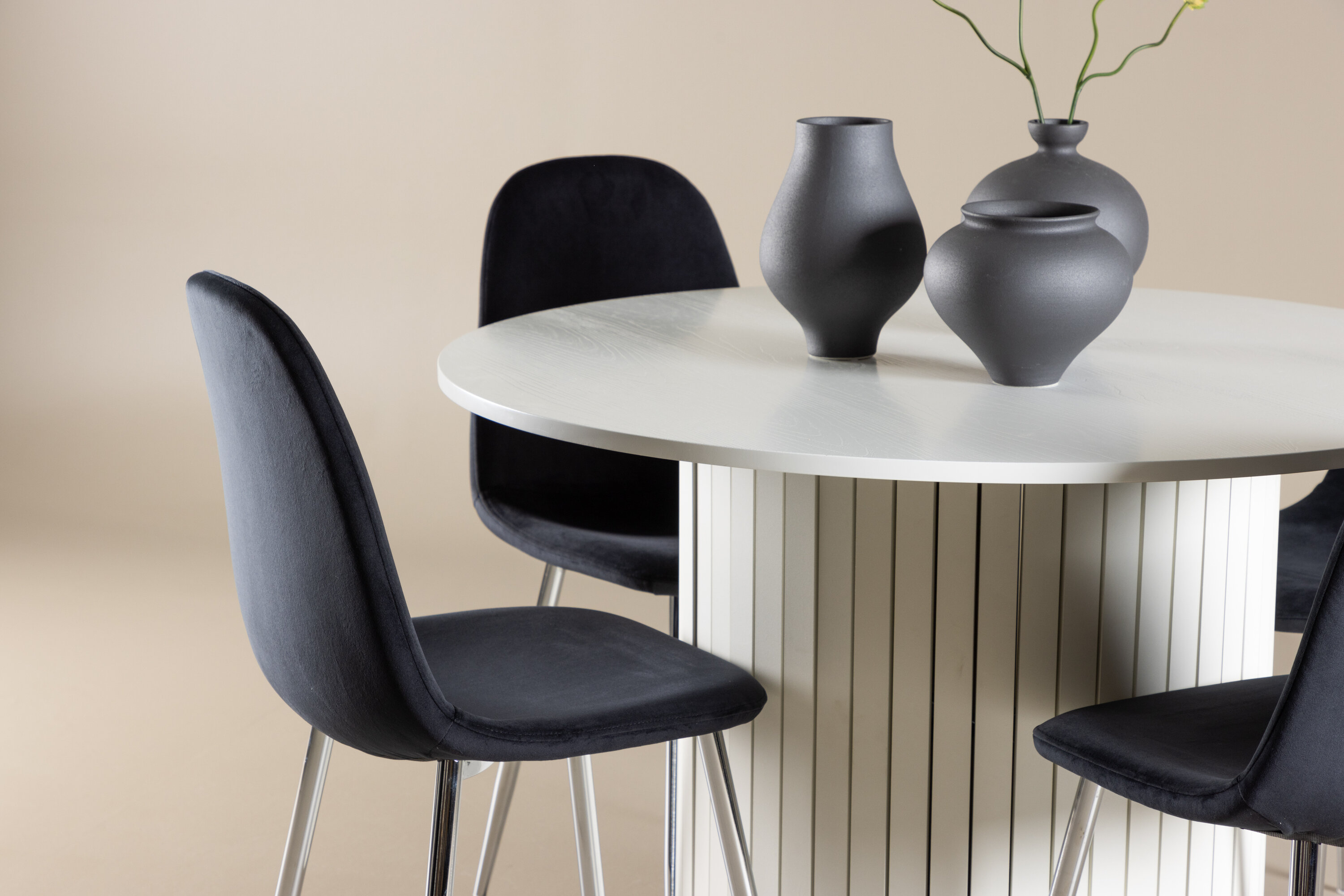 Härön, Polar ensemble repas rond blanc, noir, argenté en situation dans une pièce décorée