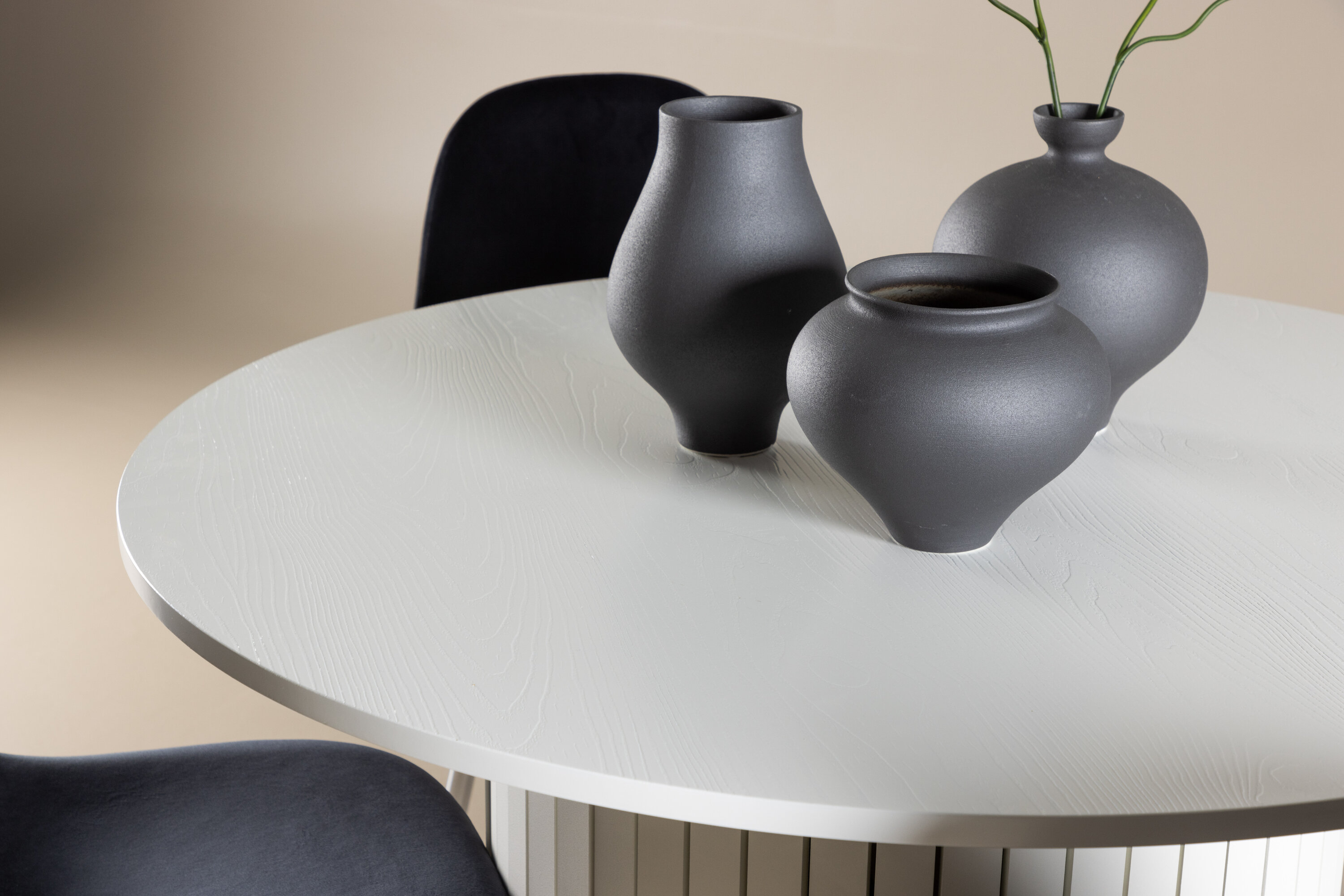 Härön, Polar ensemble repas rond blanc, noir, argenté en situation dans une pièce décorée
