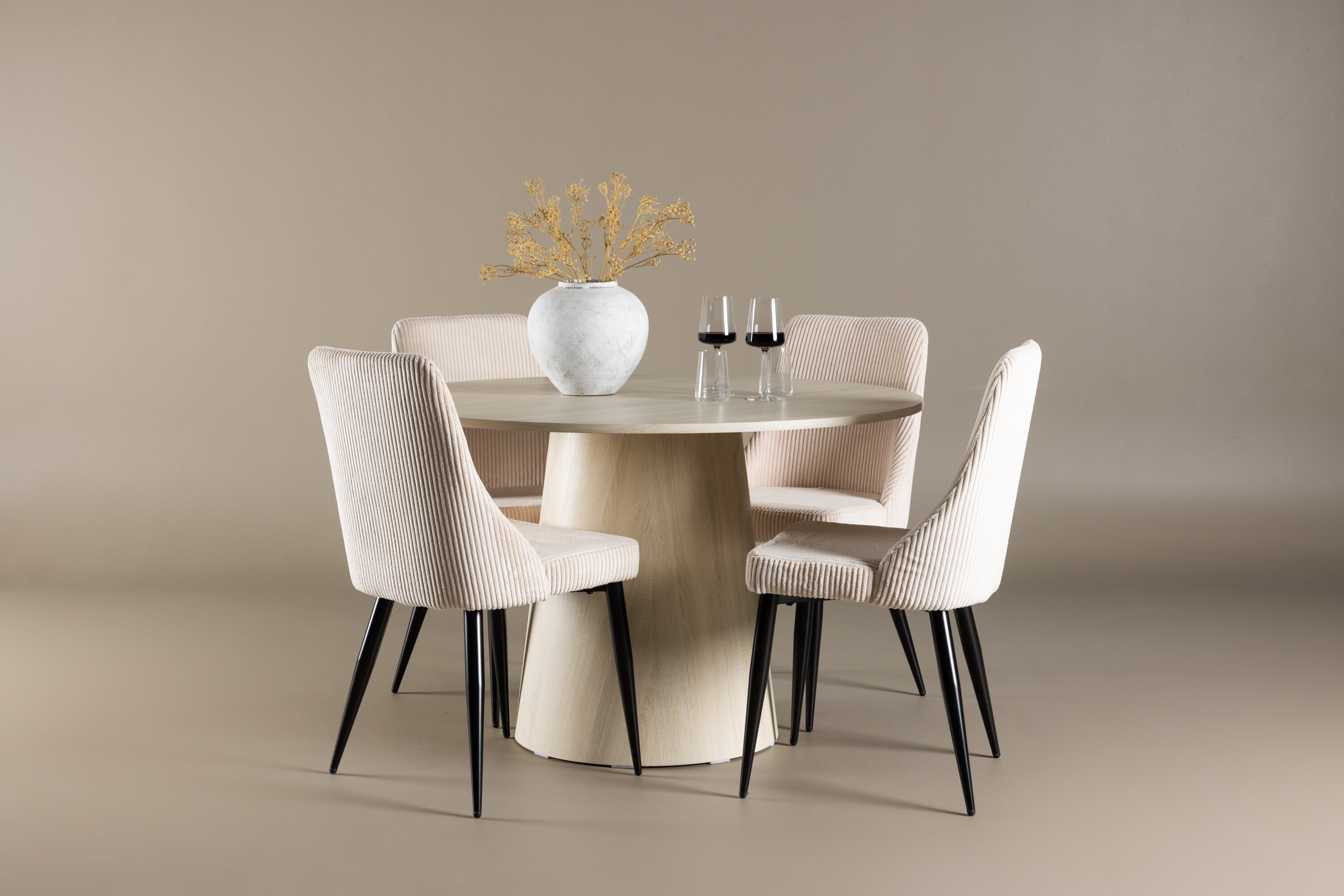 Lanzo, Leone ensemble repas rond blanchi, beige, noir en situation dans une pièce décorée