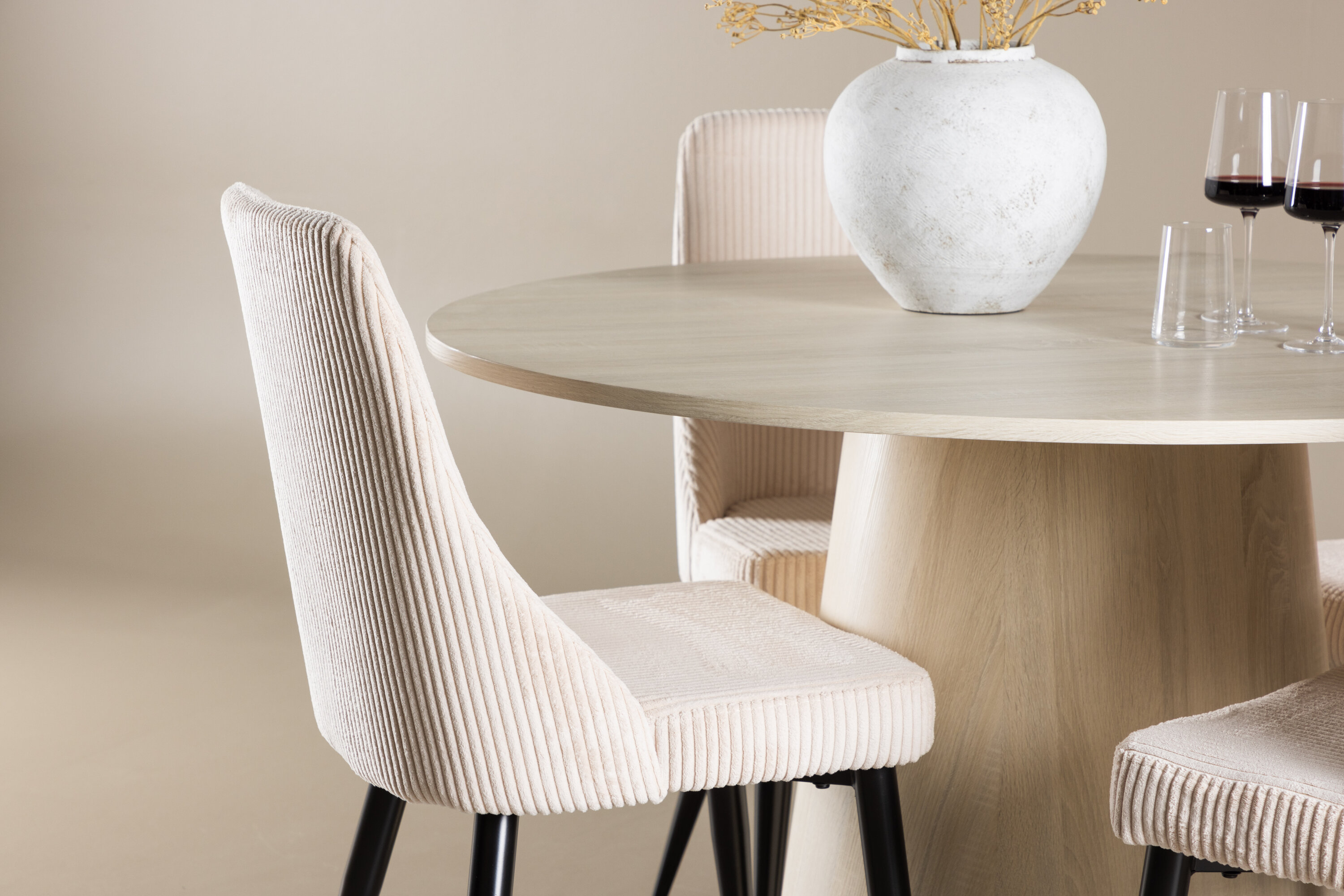 Lanzo, Leone ensemble repas rond blanchi, beige, noir en situation dans une pièce décorée