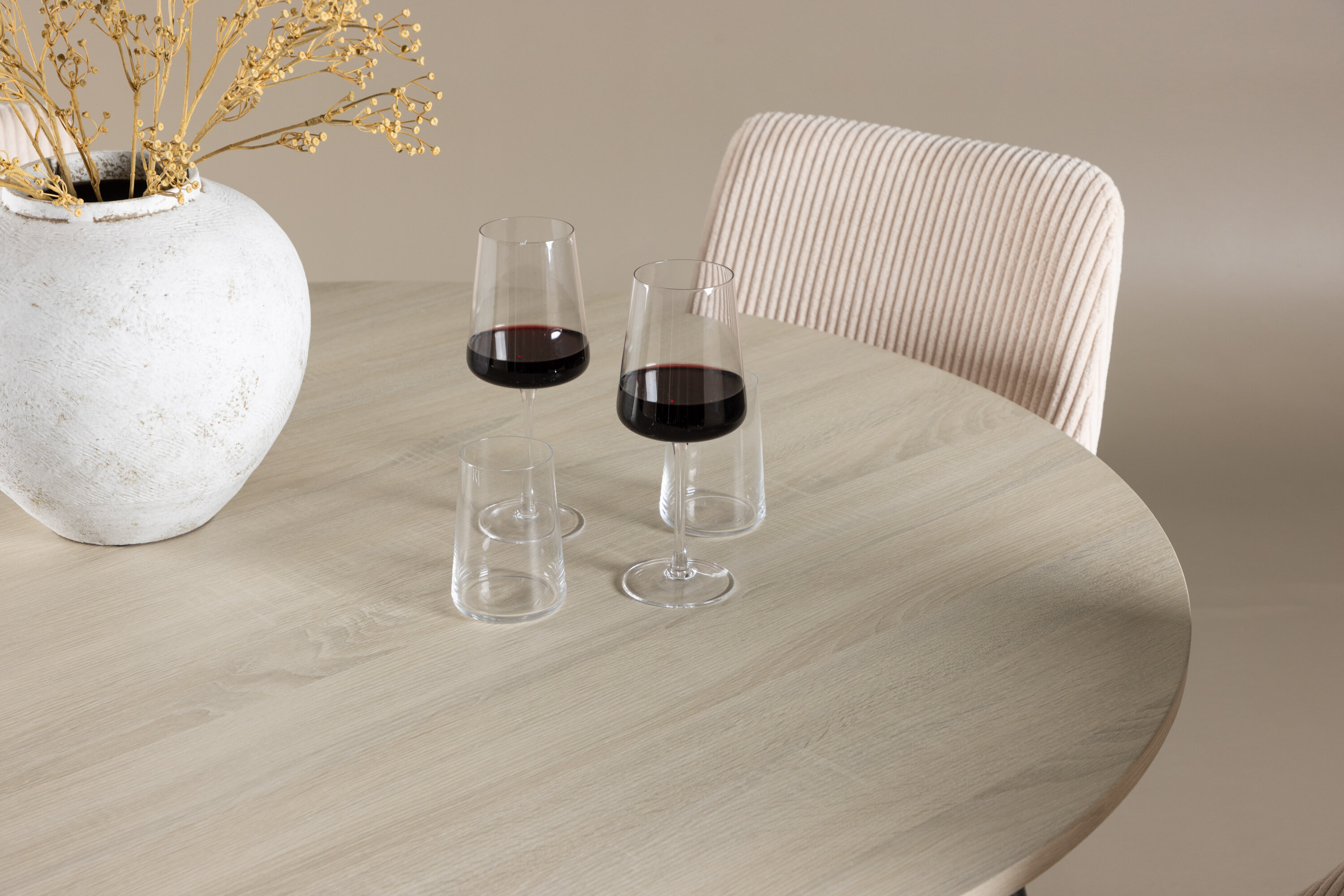 Lanzo, Leone ensemble repas rond blanchi, beige, noir en situation dans une pièce décorée