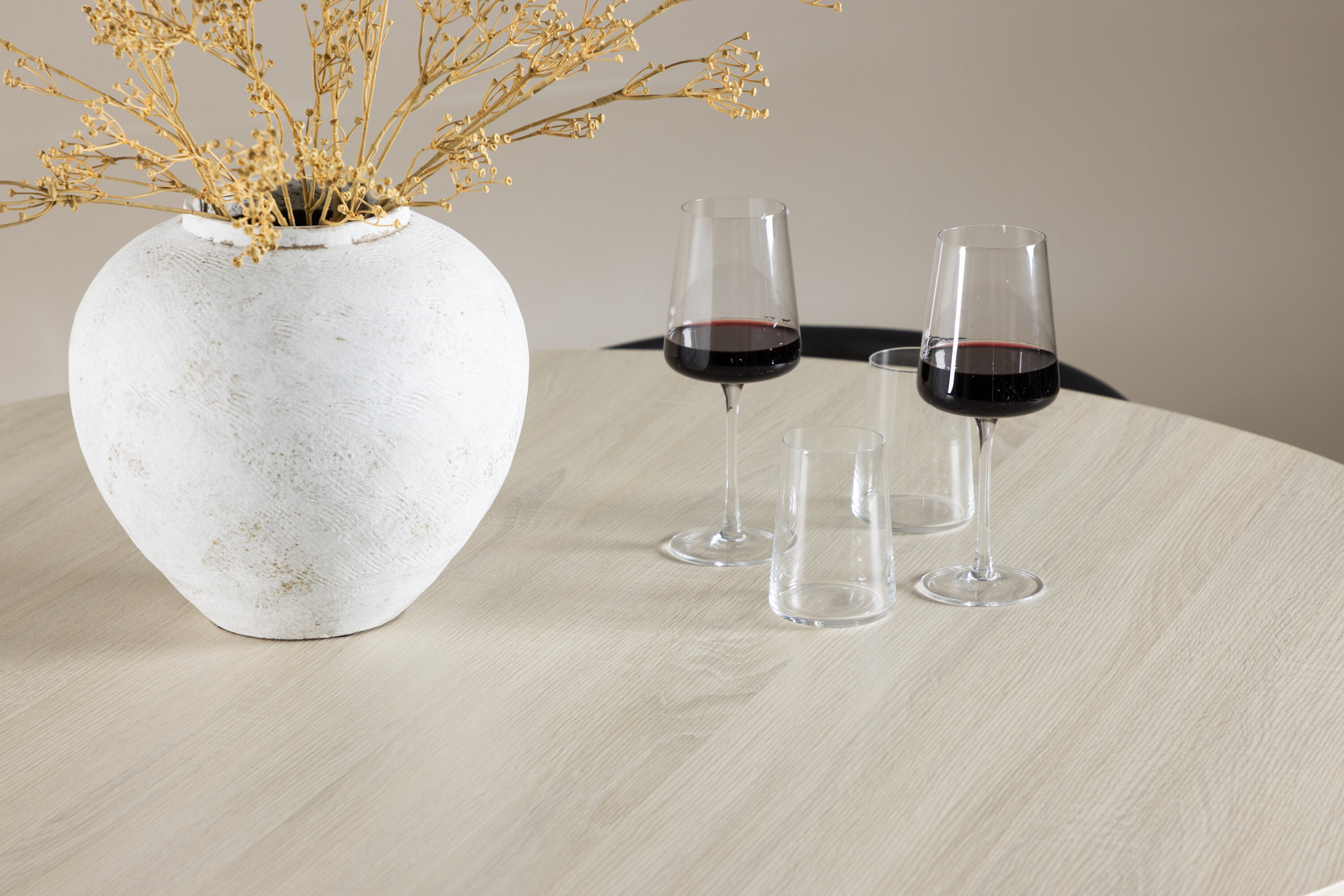 Lanzo, Alfons ensemble repas rond blanchi, noir, beige en situation dans une pièce décorée