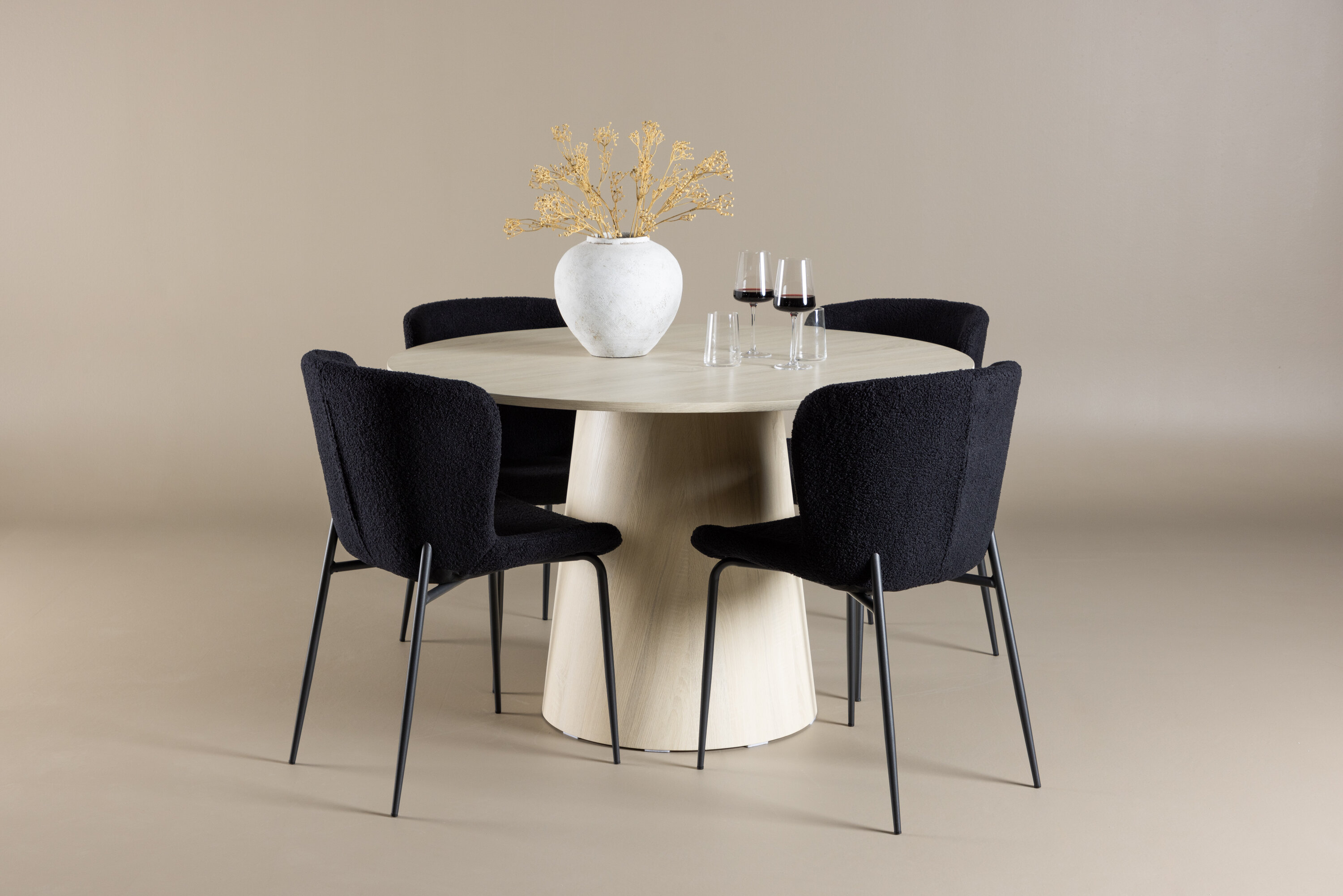 Lanzo, Modesto ensemble repas rond blanchi, noir en situation dans une pièce décorée