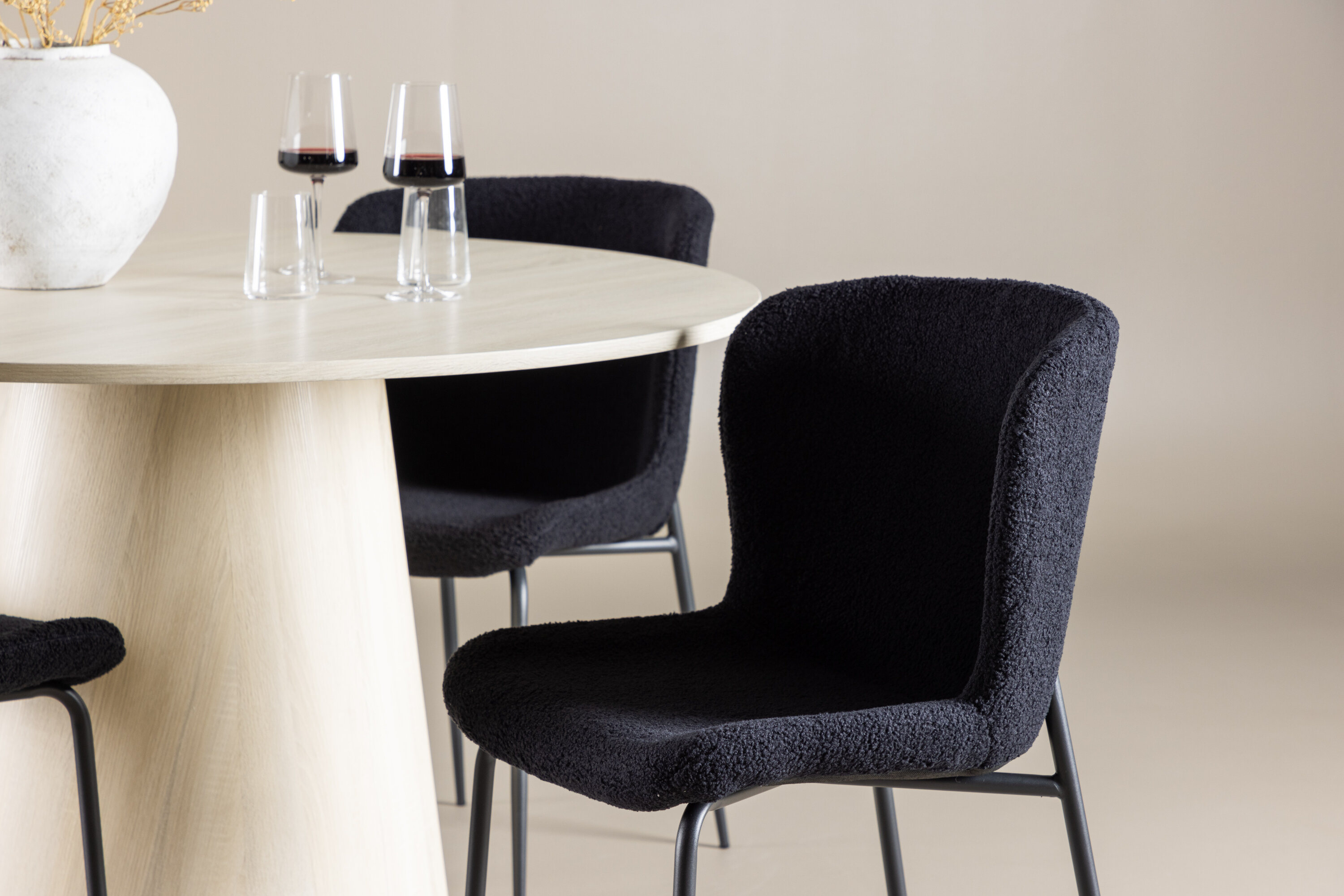 Lanzo, Modesto ensemble repas rond blanchi, noir en situation dans une pièce décorée
