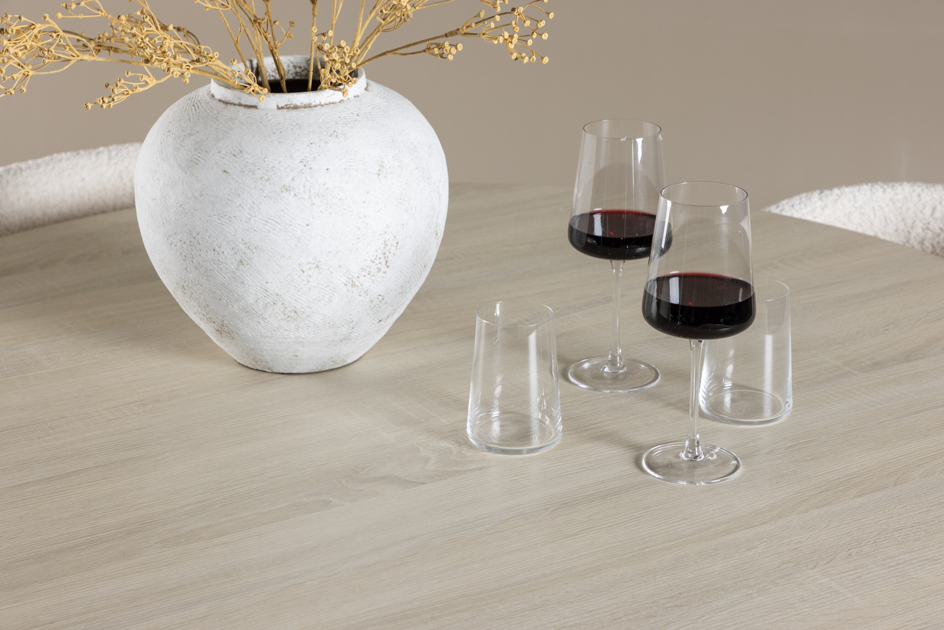 Lanzo, Agnes ensemble repas rond blanchi, noir, blanc en situation dans une pièce décorée