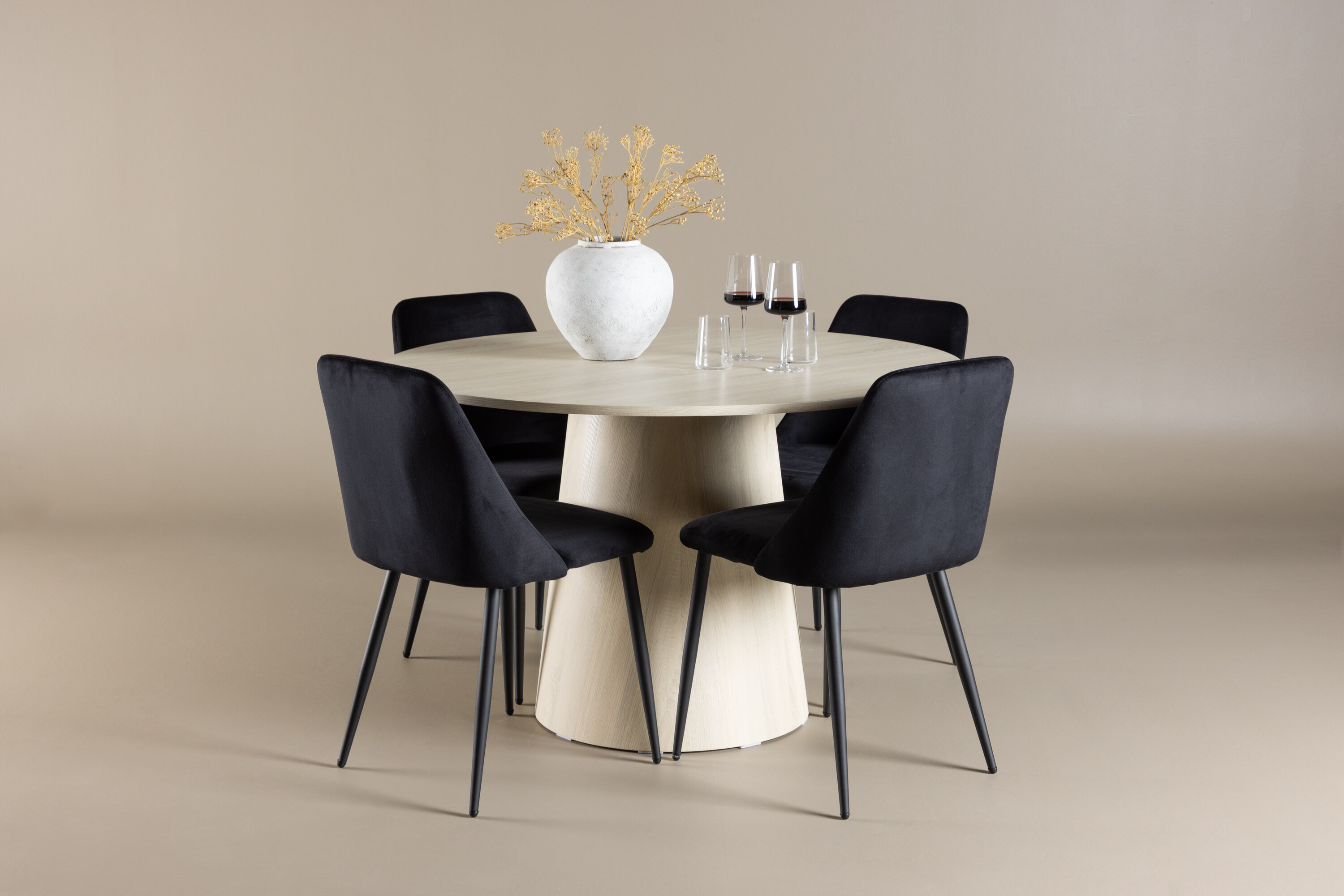 Lanzo, Night ensemble repas rond blanchi, noir en situation dans une pièce décorée