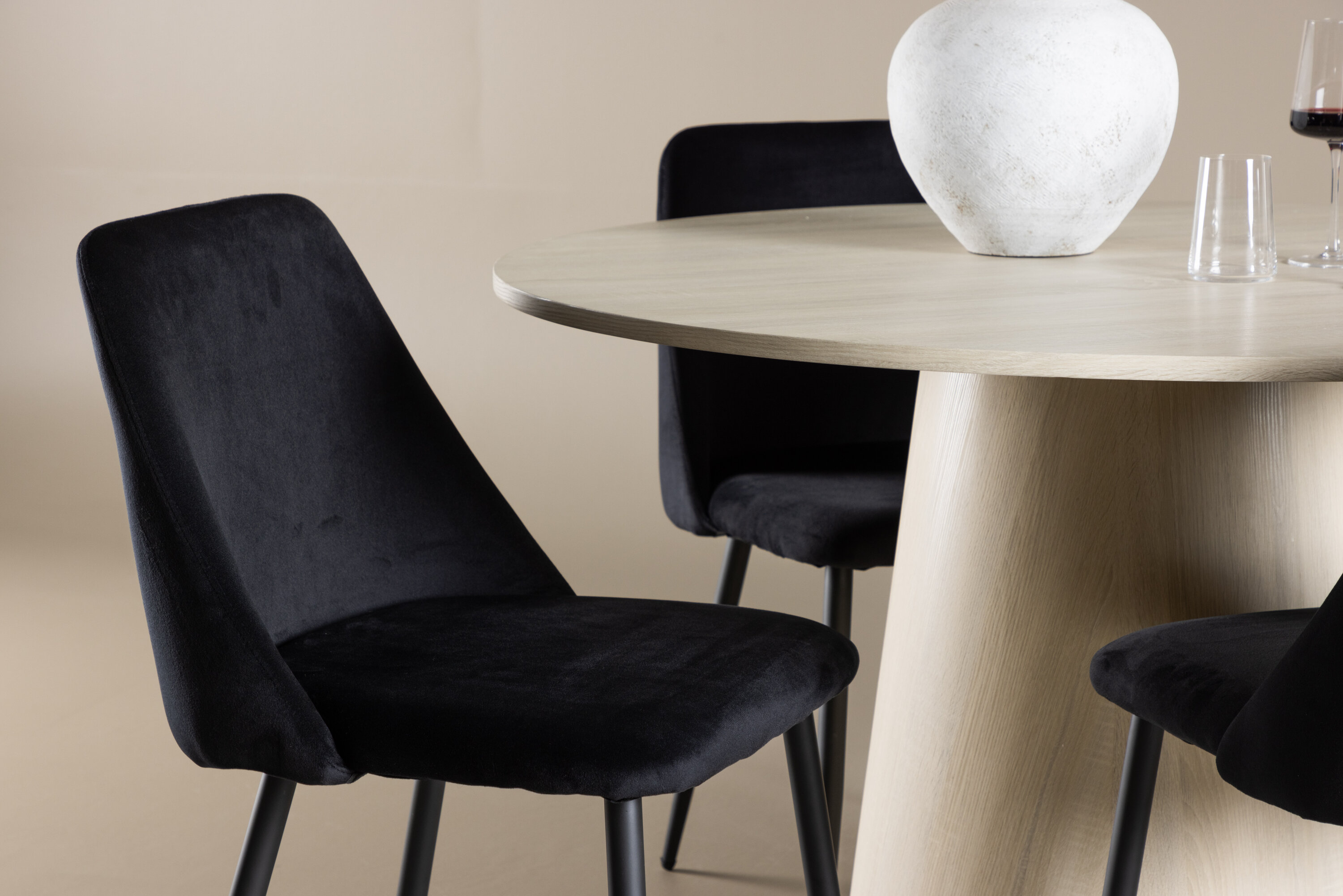 Lanzo, Night ensemble repas rond blanchi, noir en situation dans une pièce décorée