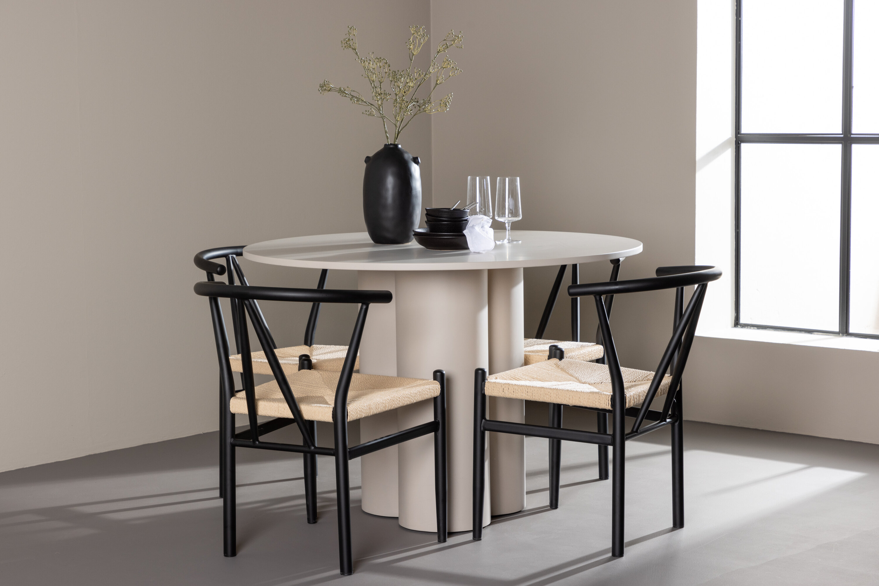 Olivia, Alfons ensemble repas rond beige, noir en situation dans une pièce décorée