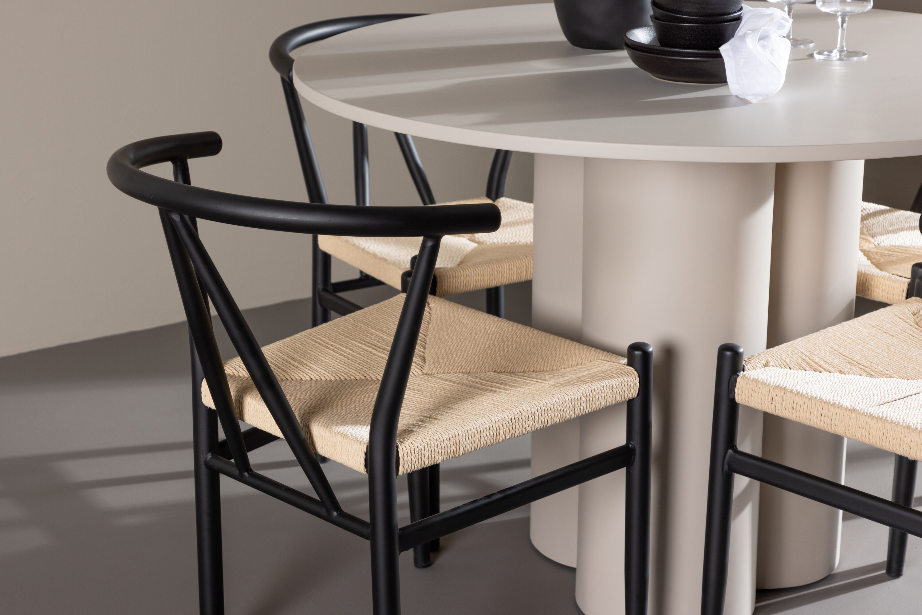 Olivia, Alfons ensemble repas rond beige, noir en situation dans une pièce décorée