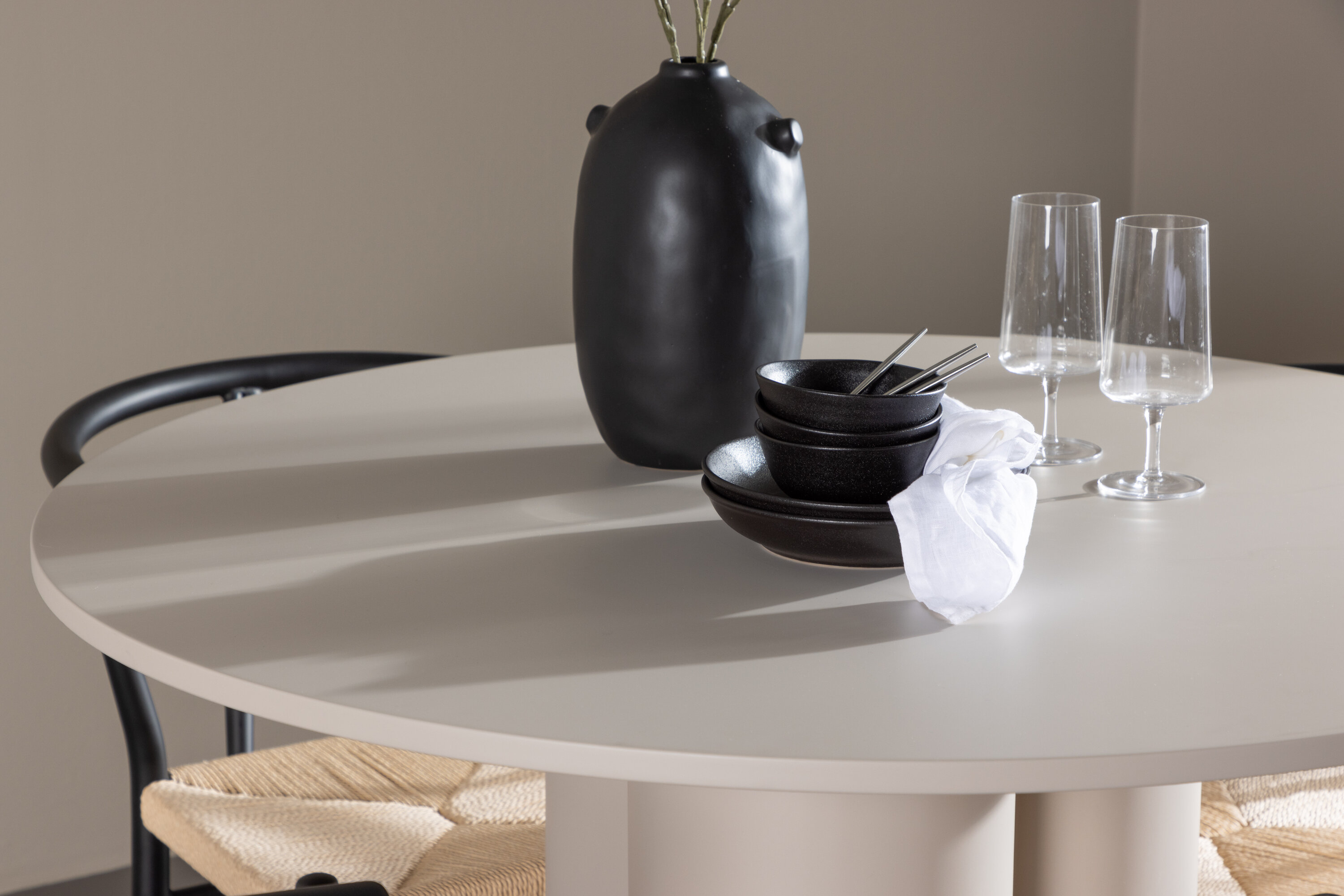 Olivia, Alfons ensemble repas rond beige, noir en situation dans une pièce décorée