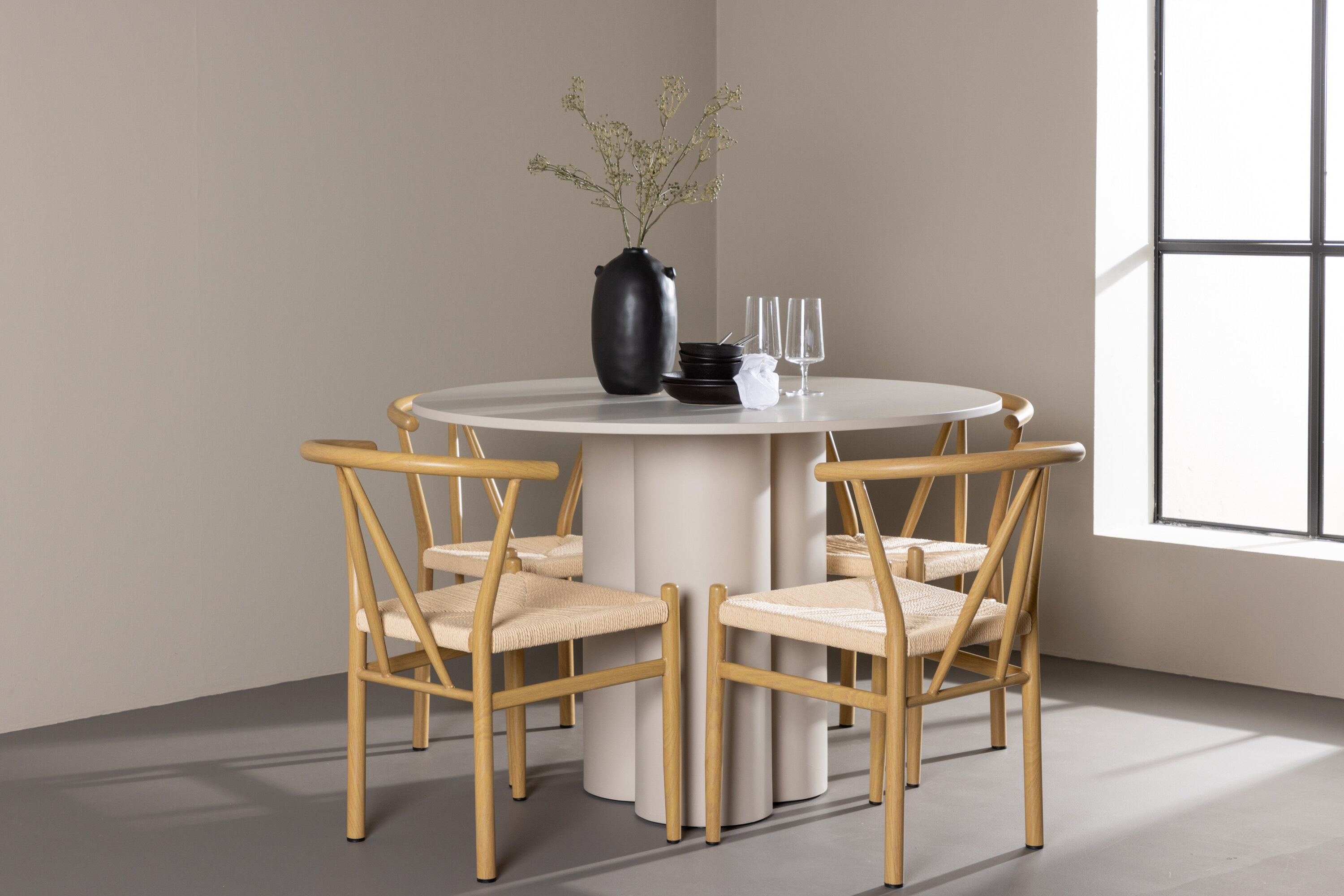 Olivia, Alfons ensemble repas rond beige, naturel en situation dans une pièce décorée