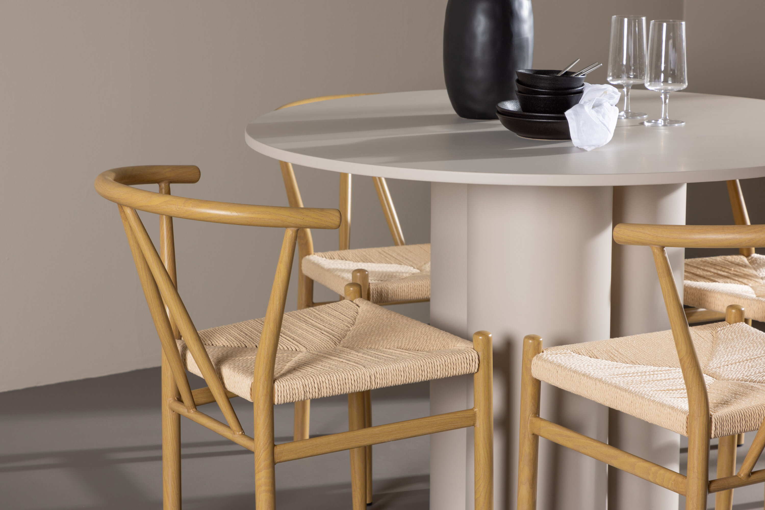 Olivia, Alfons ensemble repas rond beige, naturel en situation dans une pièce décorée