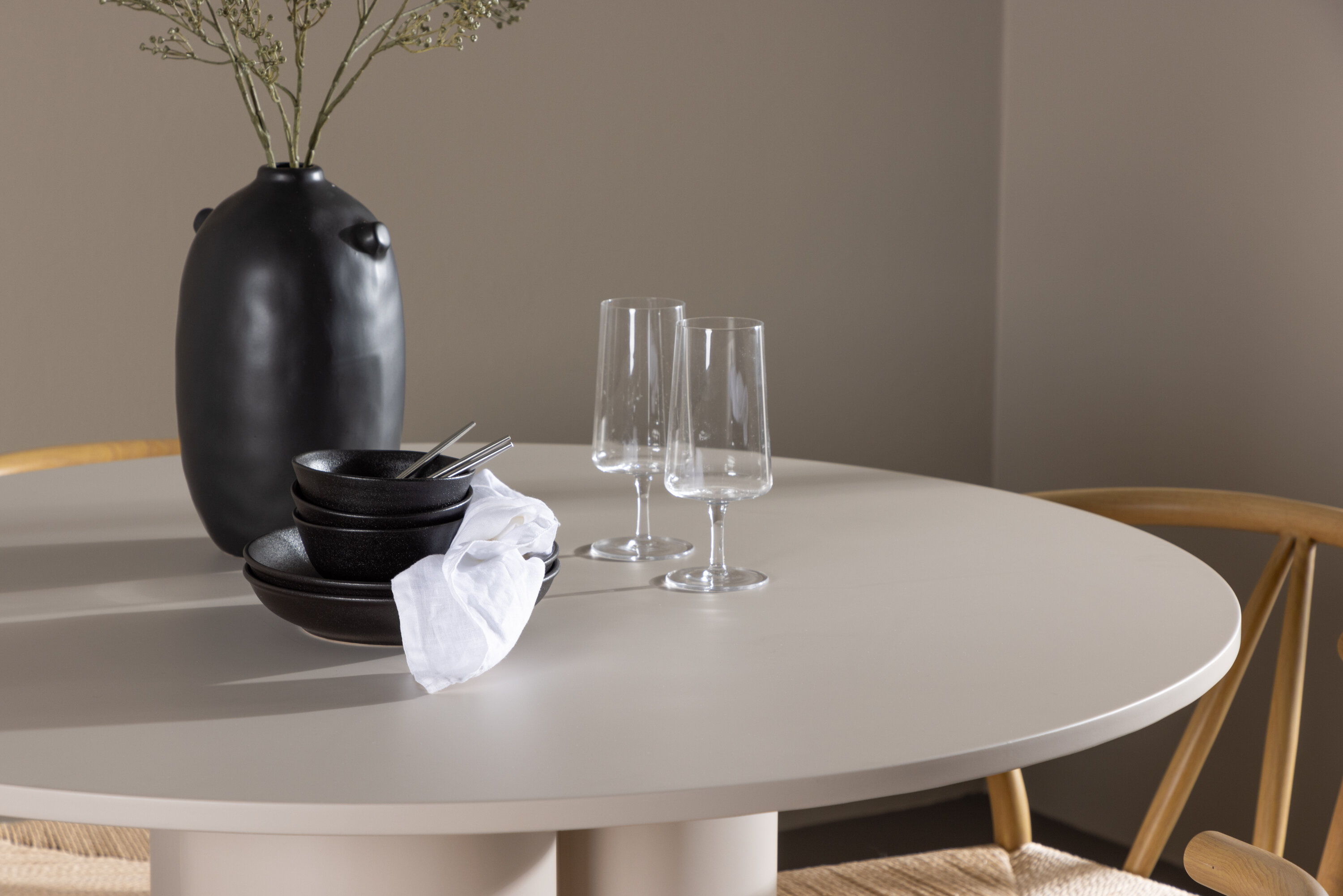 Olivia, Alfons ensemble repas rond beige, naturel en situation dans une pièce décorée