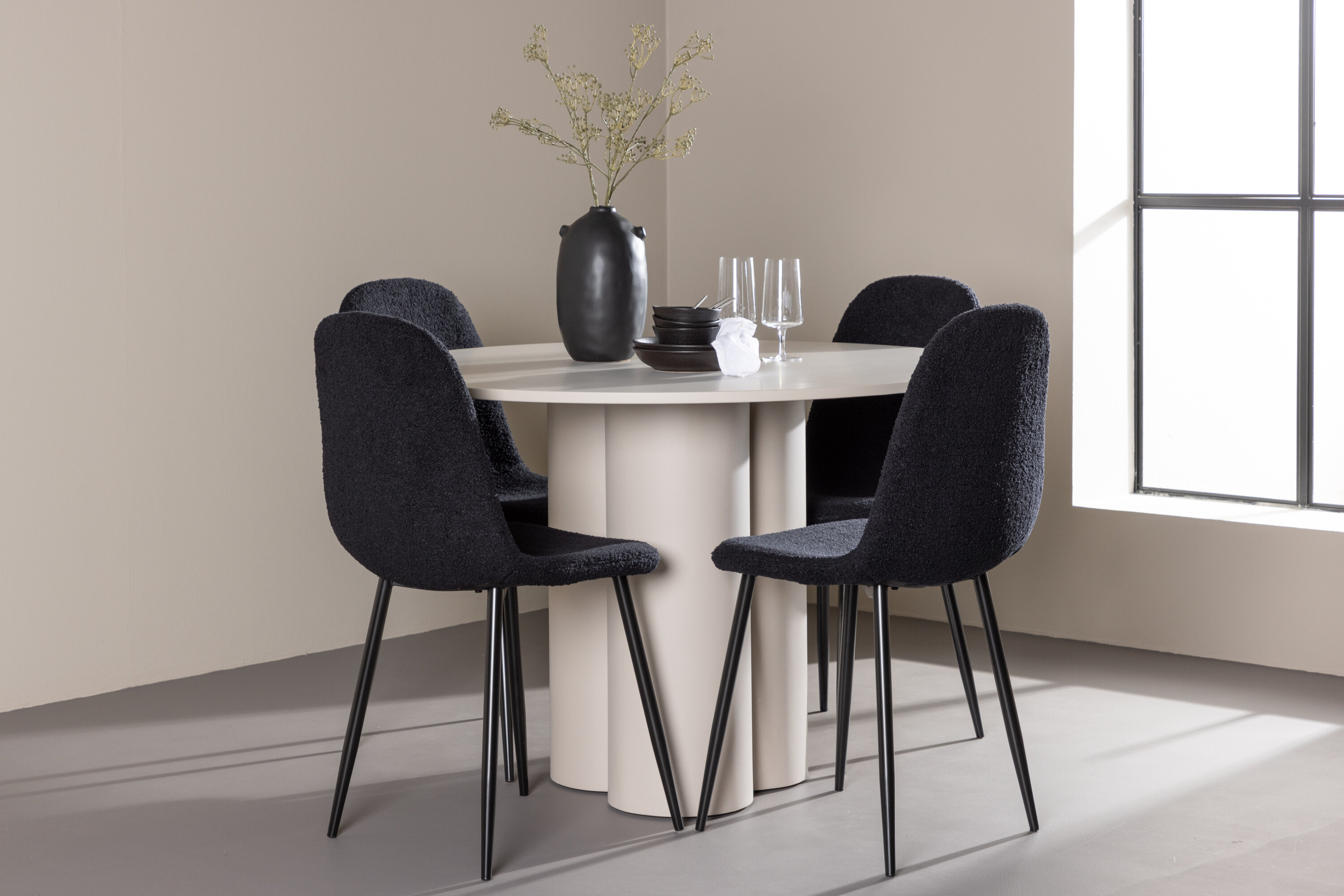 Olivia, Polar ensemble repas rond beige, noir en situation dans une pièce décorée