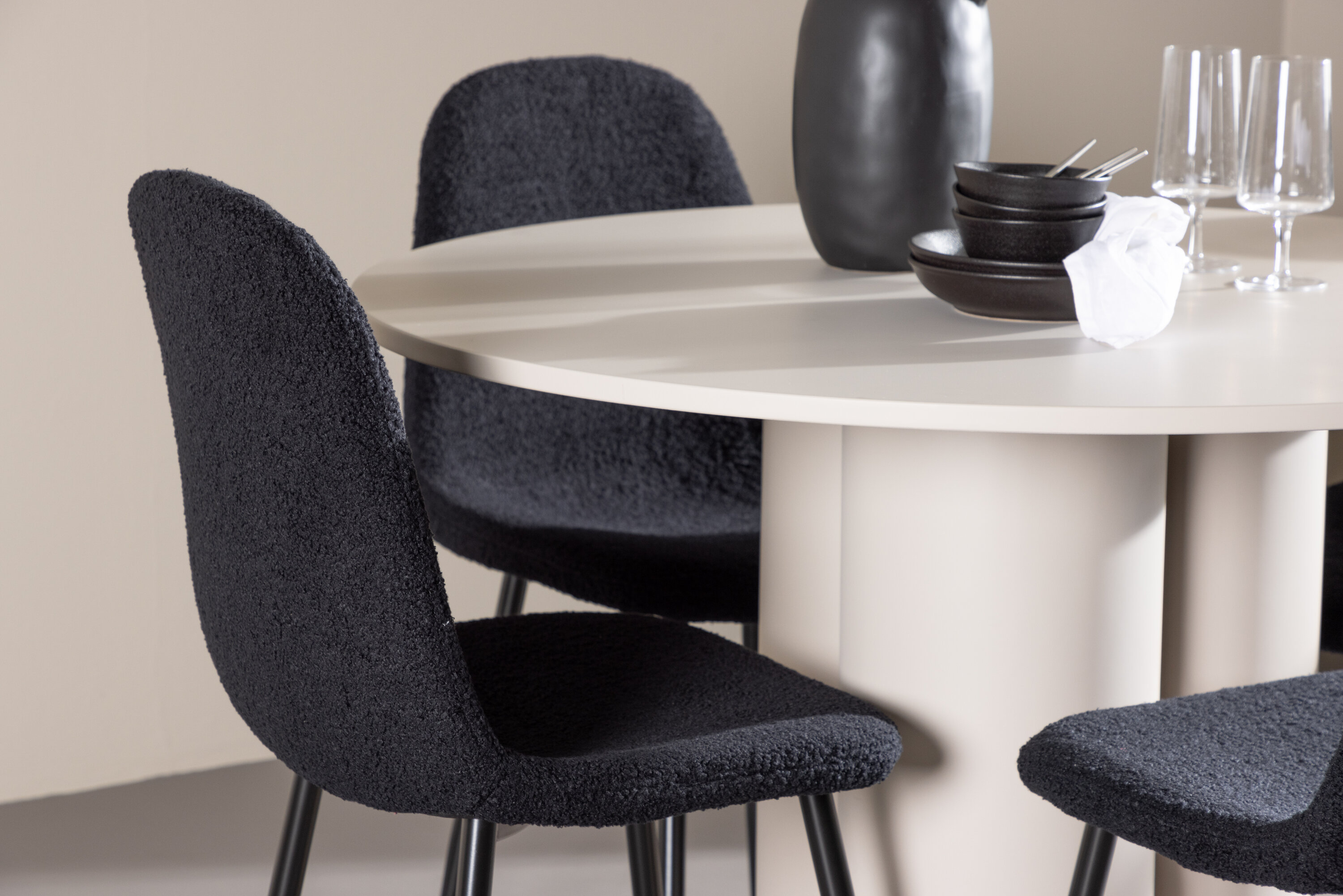 Olivia, Polar ensemble repas rond beige, noir en situation dans une pièce décorée