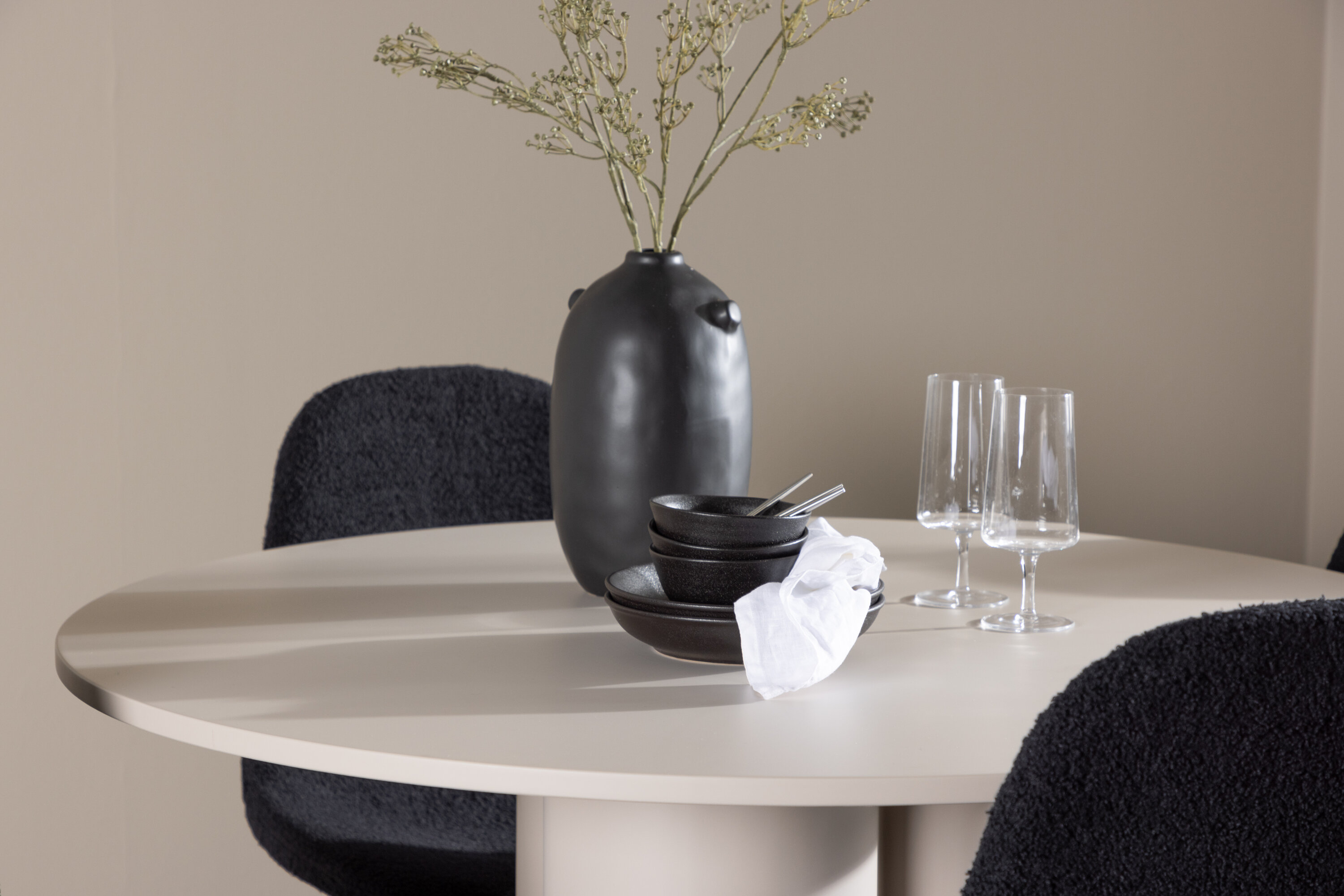 Olivia, Polar ensemble repas rond beige, noir en situation dans une pièce décorée