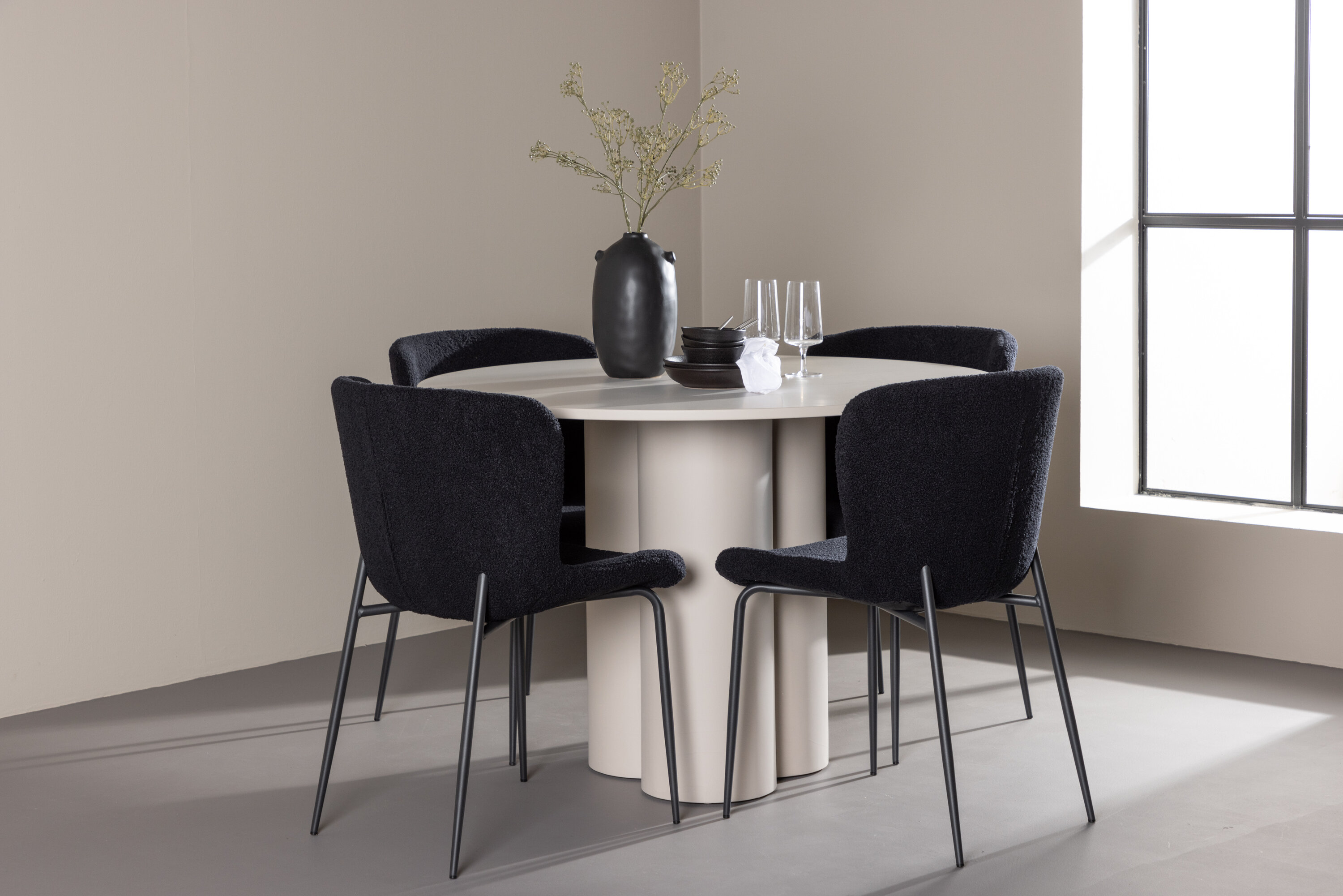 Olivia, Modesto ensemble repas rond beige, noir en situation dans une pièce décorée