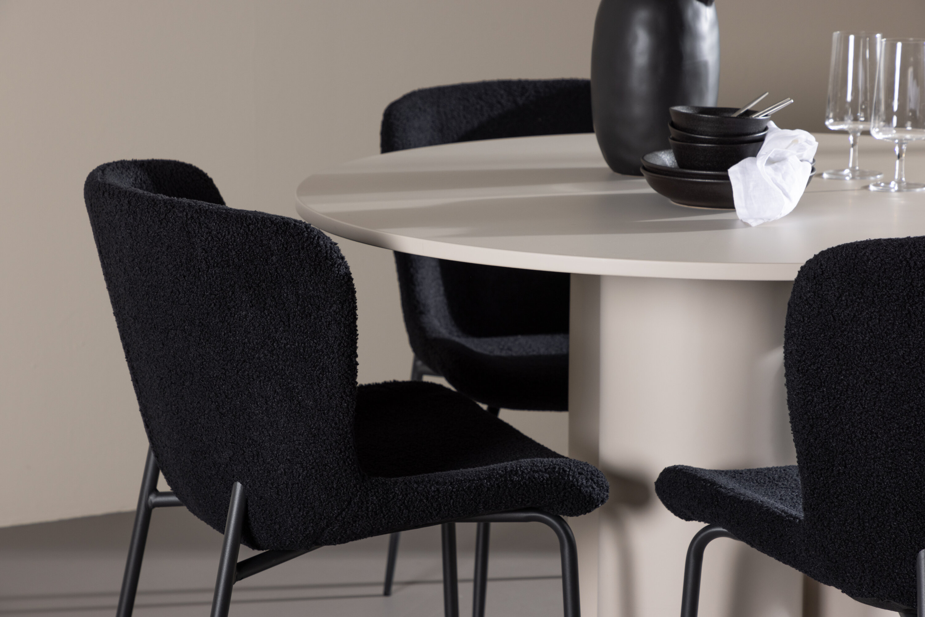 Olivia, Modesto ensemble repas rond beige, noir en situation dans une pièce décorée