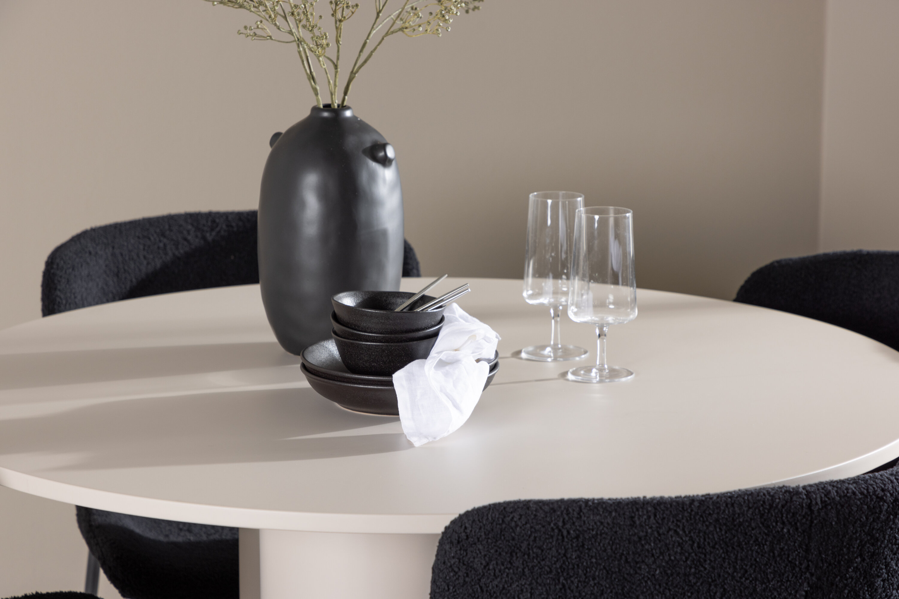 Olivia, Modesto ensemble repas rond beige, noir en situation dans une pièce décorée
