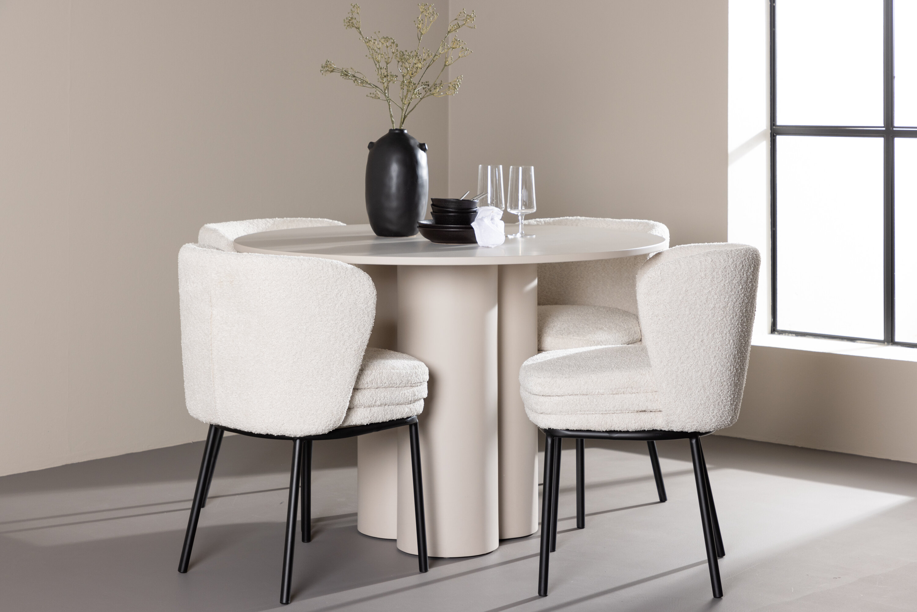 Olivia, Agnes ensemble repas rond beige, noir, blanc en situation dans une pièce décorée
