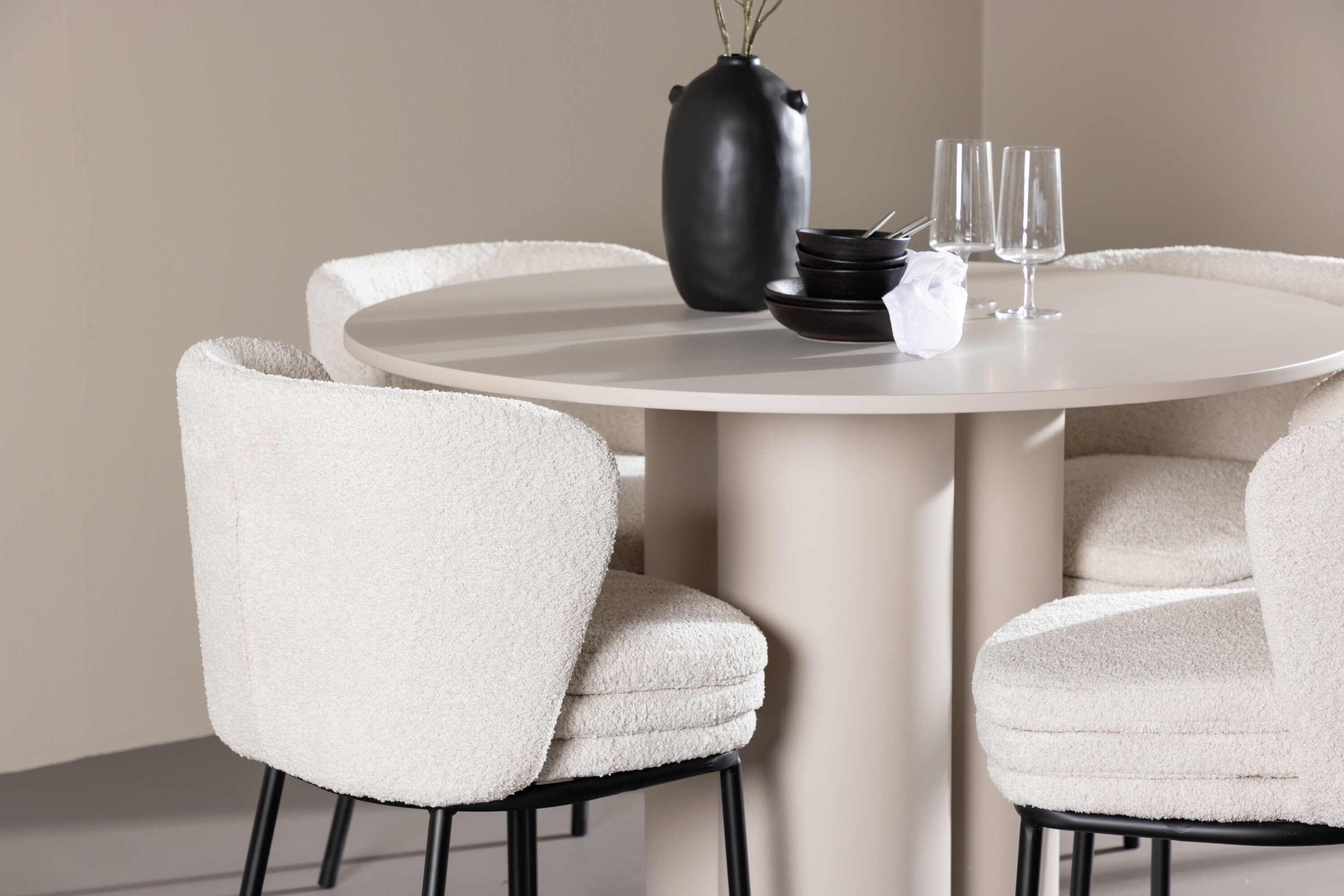 Olivia, Agnes ensemble repas rond beige, noir, blanc en situation dans une pièce décorée