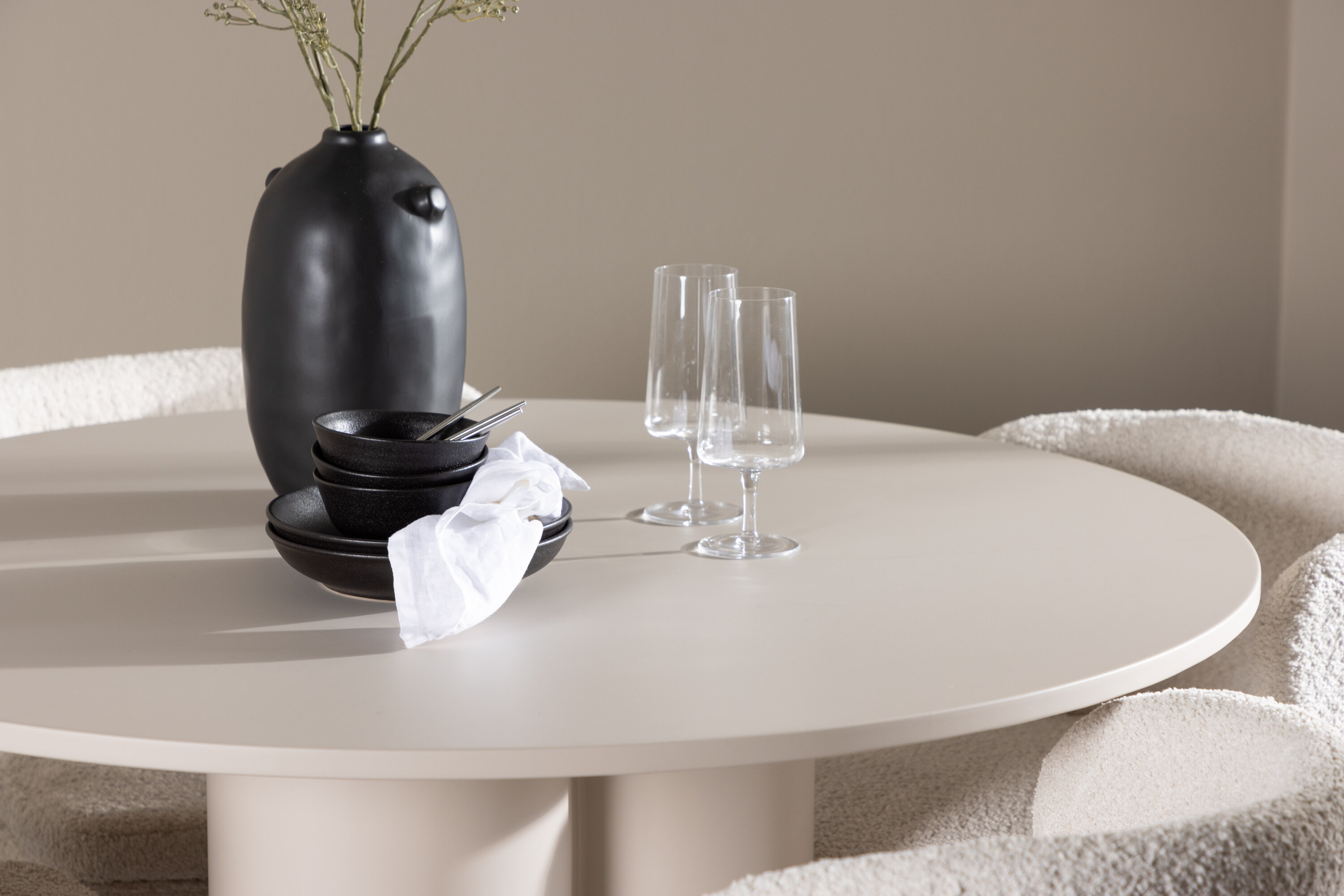 Olivia, Agnes ensemble repas rond beige, noir, blanc en situation dans une pièce décorée