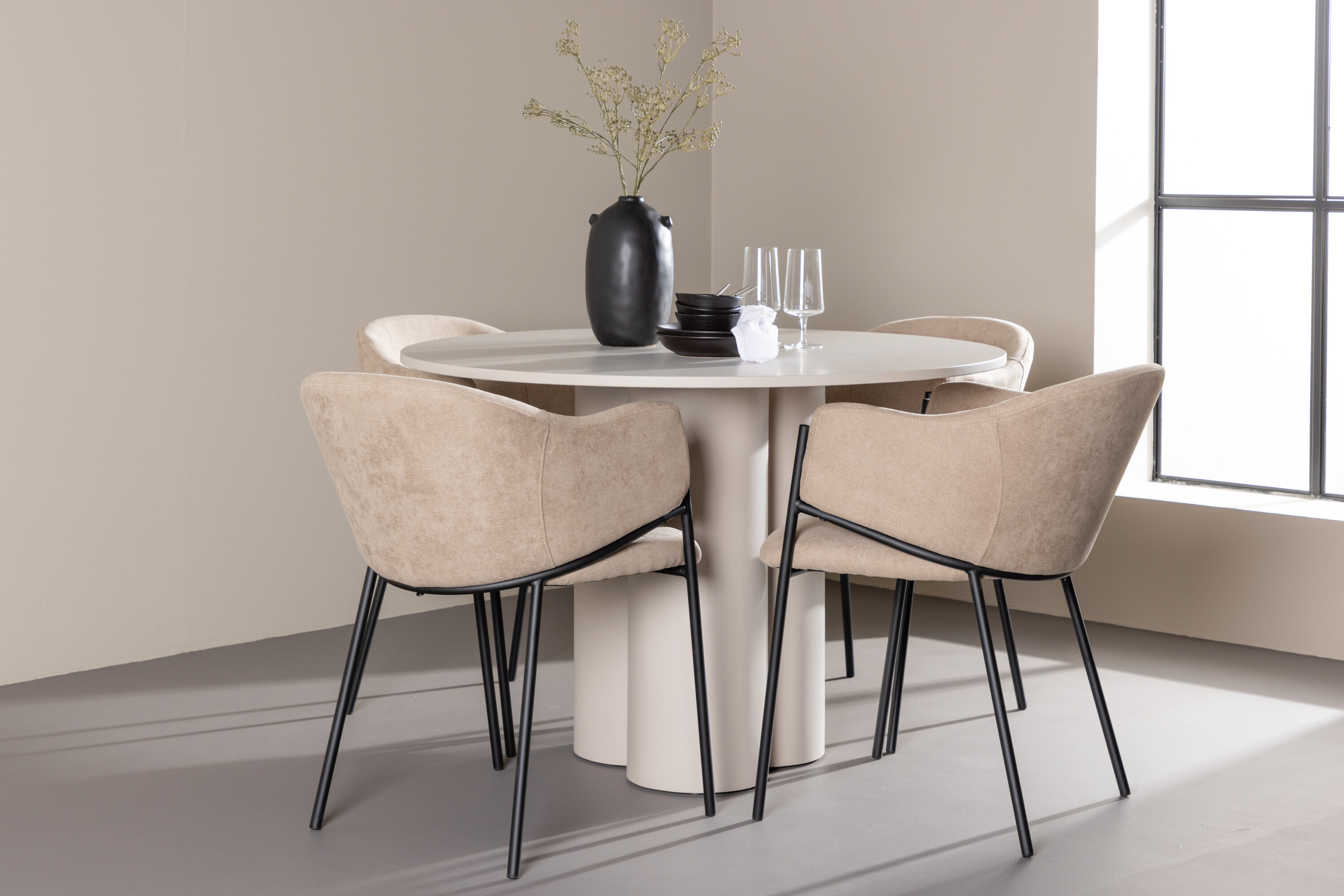 Olivia, Evelina ensemble repas rond beige, noir en situation dans une pièce décorée