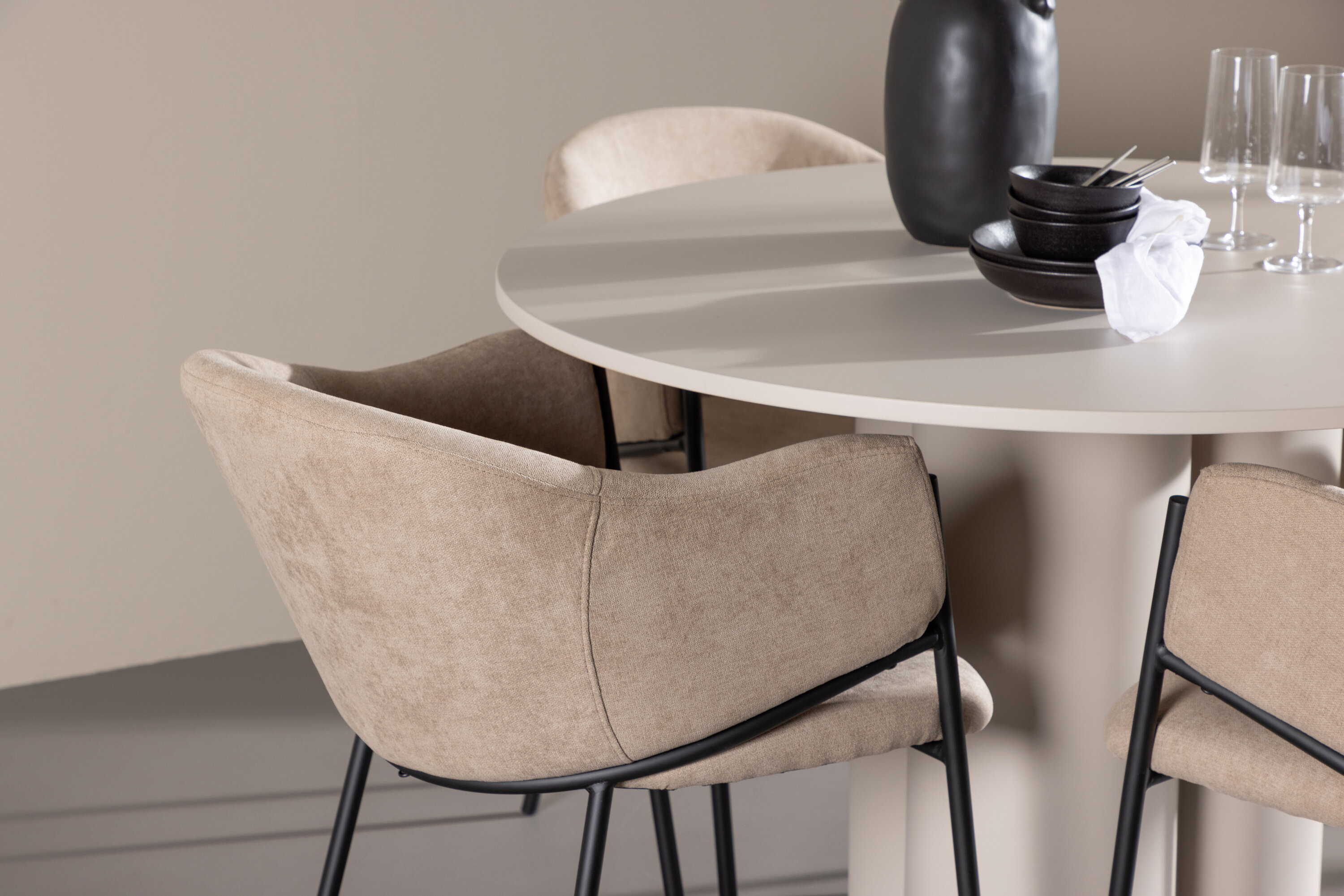 Olivia, Evelina ensemble repas rond beige, noir en situation dans une pièce décorée