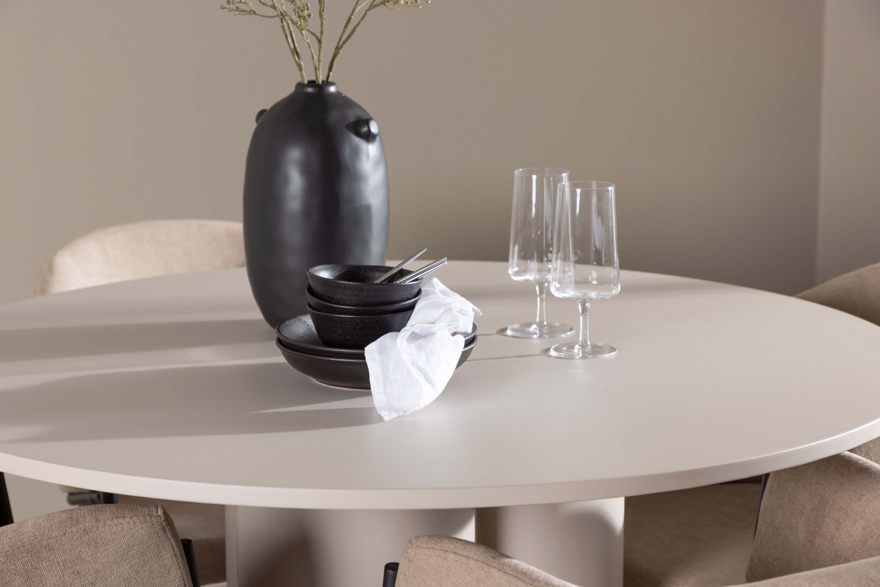 Olivia, Evelina ensemble repas rond beige, noir en situation dans une pièce décorée