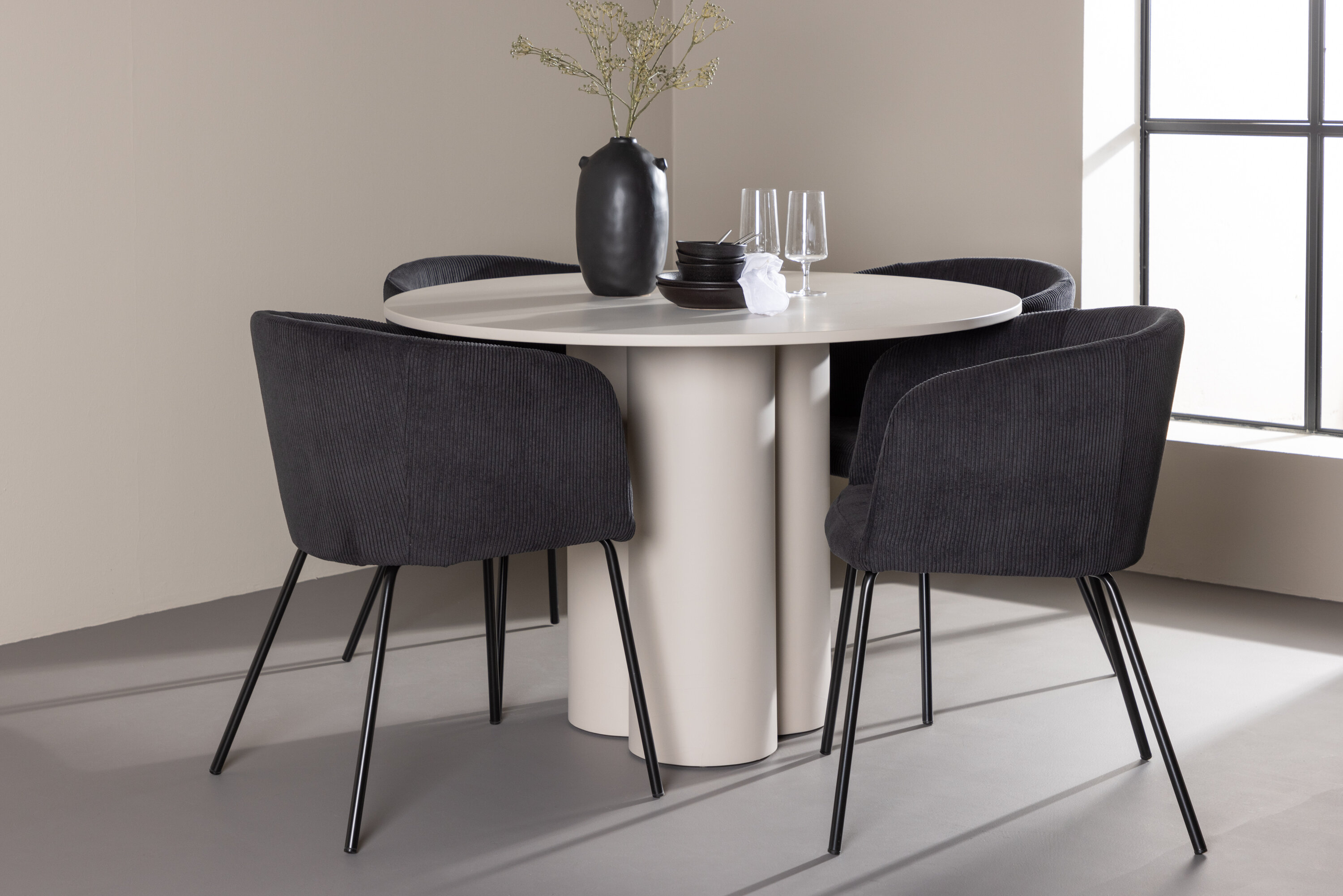 Olivia, Berit ensemble repas rond beige, noir en situation dans une pièce décorée