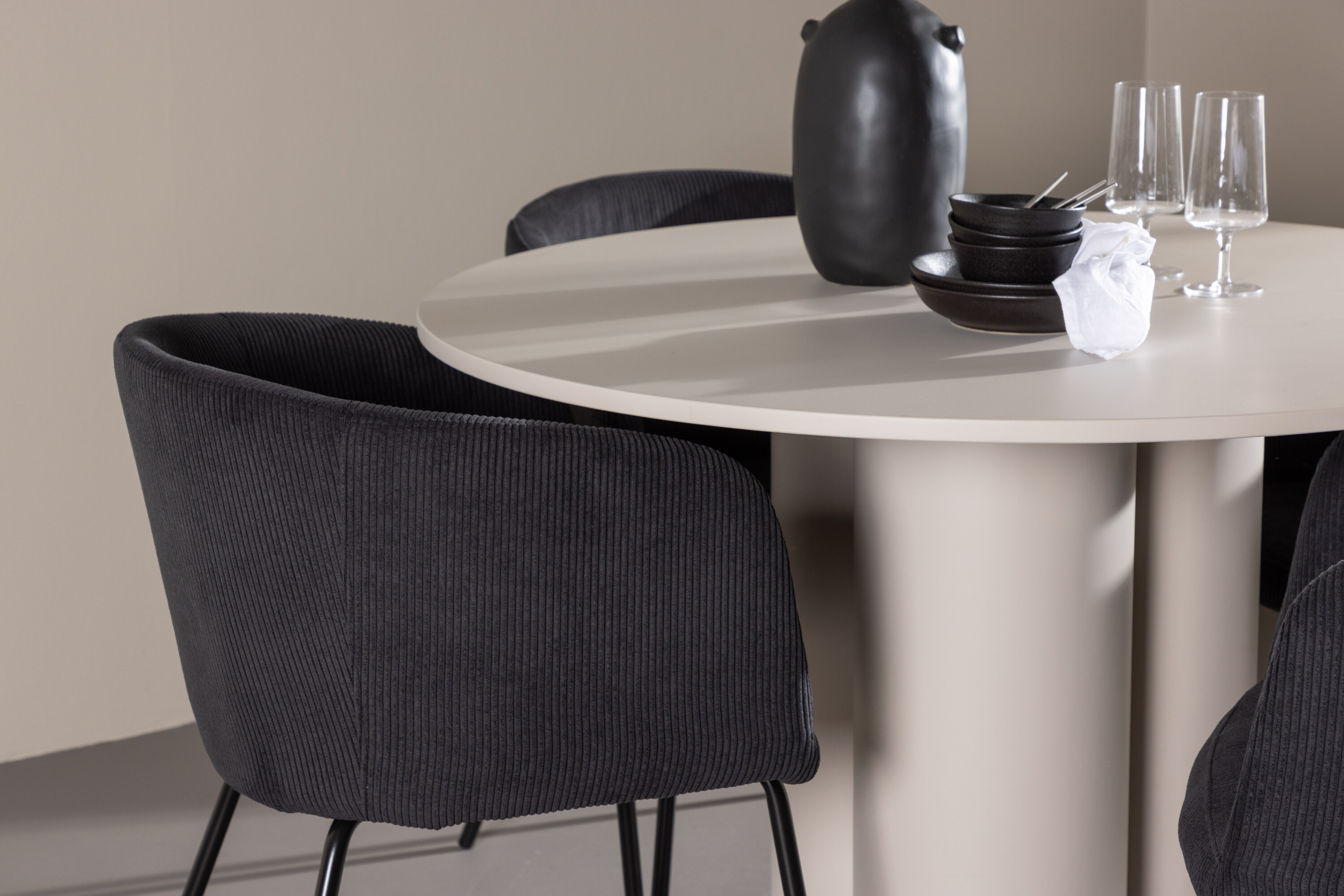 Olivia, Berit ensemble repas rond beige, noir en situation dans une pièce décorée