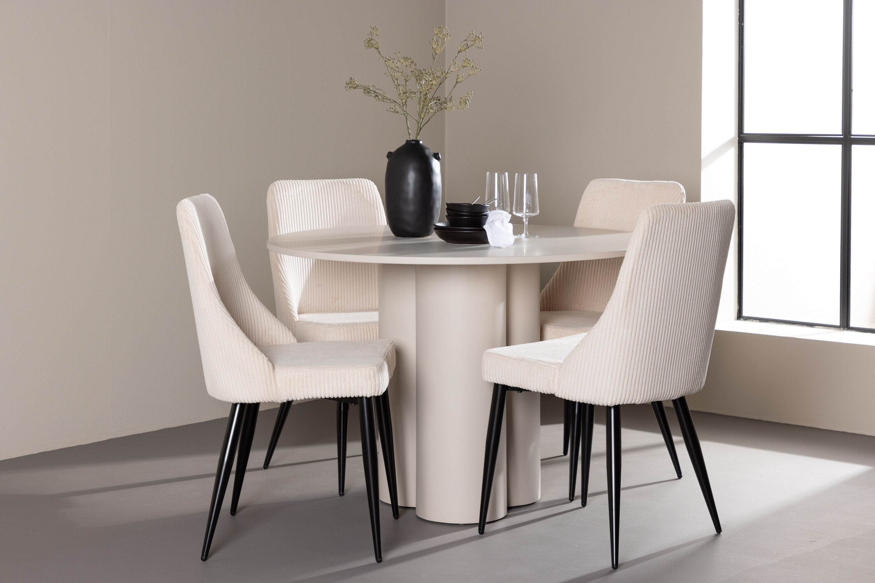 Olivia, Leone ensemble repas rond beige, noir en situation dans une pièce décorée