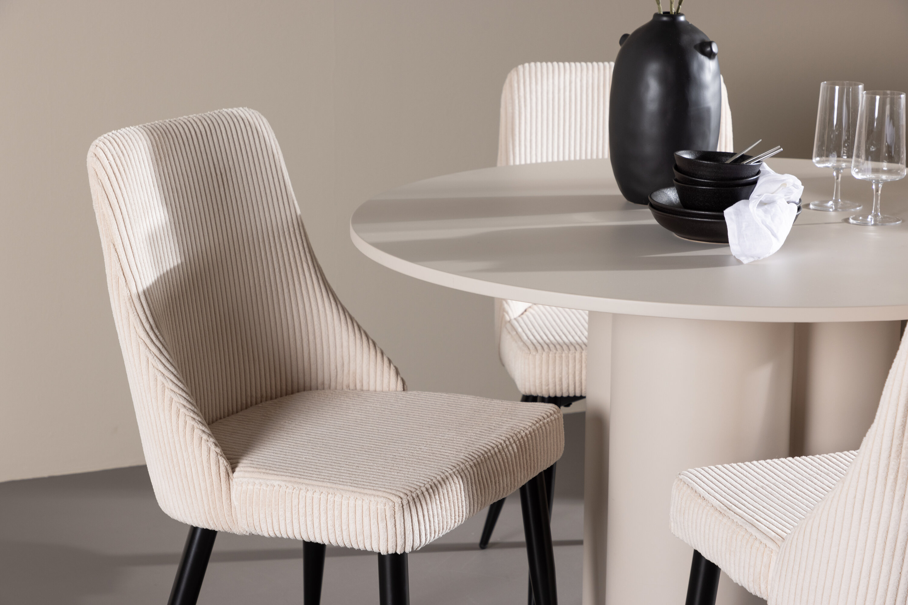 Olivia, Leone ensemble repas rond beige, noir en situation dans une pièce décorée
