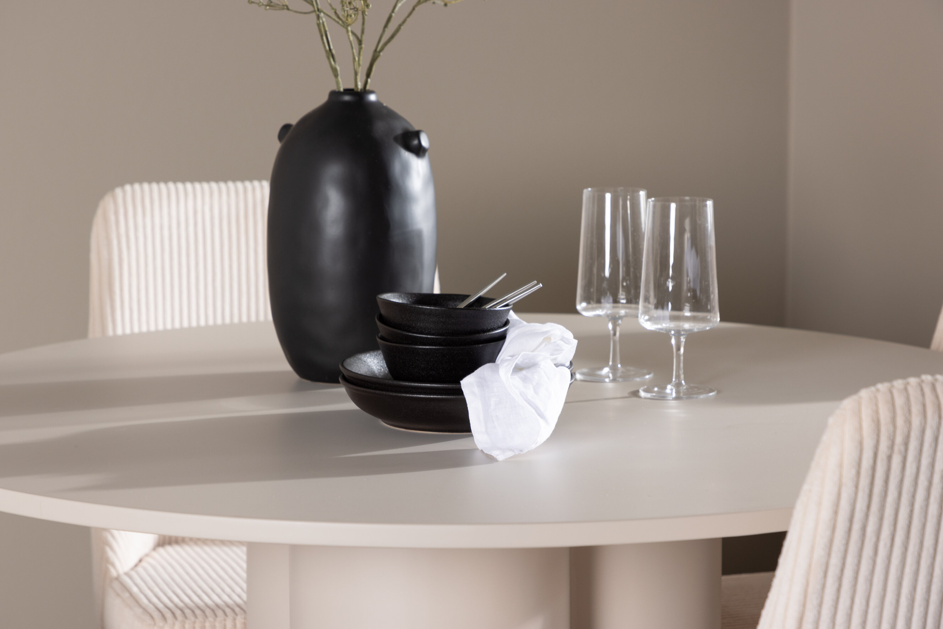 Olivia, Leone ensemble repas rond beige, noir en situation dans une pièce décorée