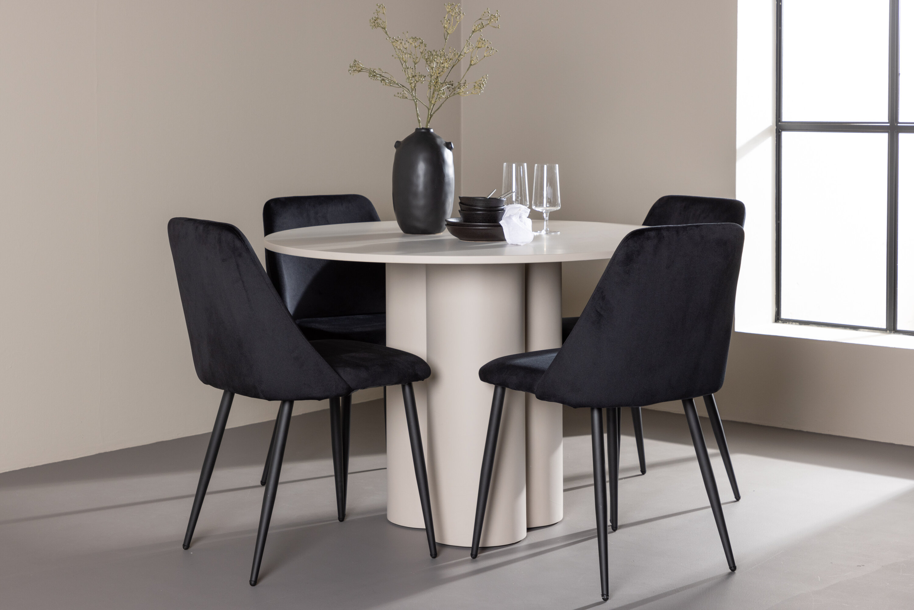 Olivia, Night ensemble repas rond beige, noir en situation dans une pièce décorée