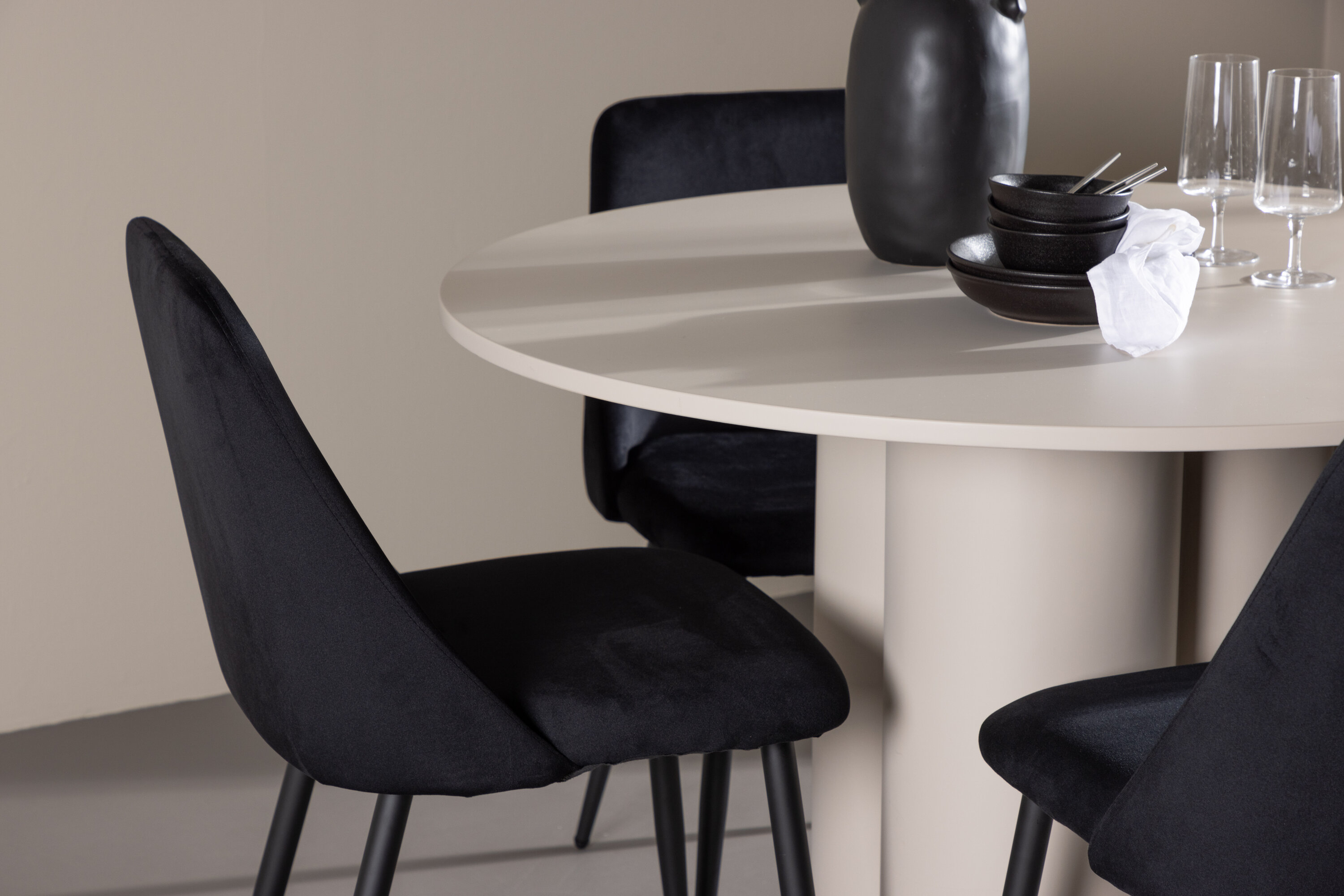 Olivia, Night ensemble repas rond beige, noir en situation dans une pièce décorée