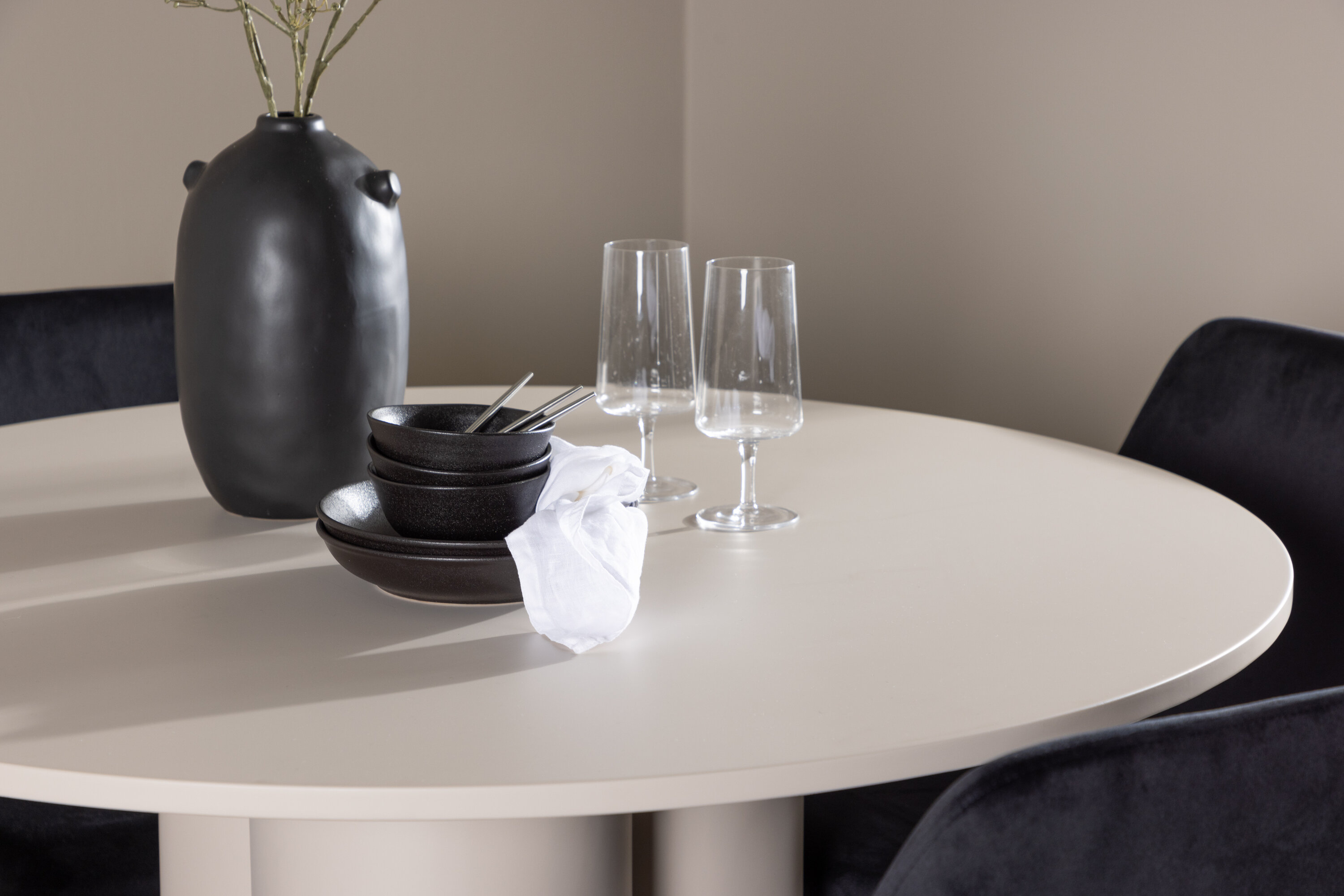 Olivia, Night ensemble repas rond beige, noir en situation dans une pièce décorée