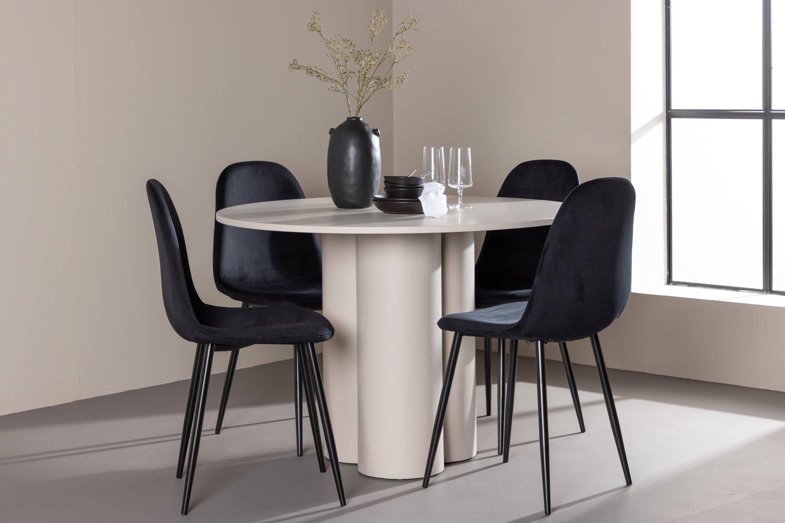 Olivia, Polar ensemble repas rond beige, noir en situation dans une pièce décorée
