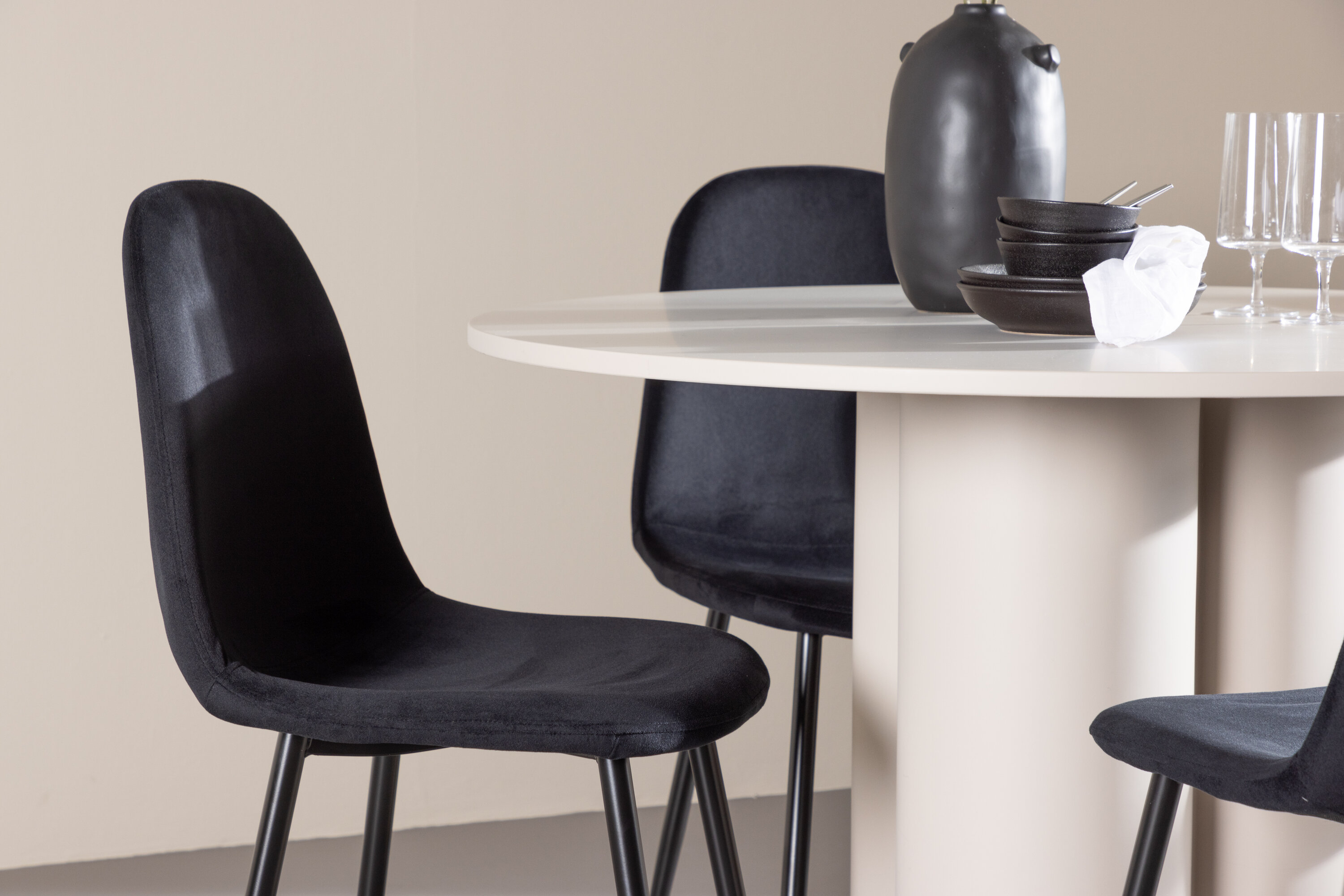 Olivia, Polar ensemble repas rond beige, noir en situation dans une pièce décorée