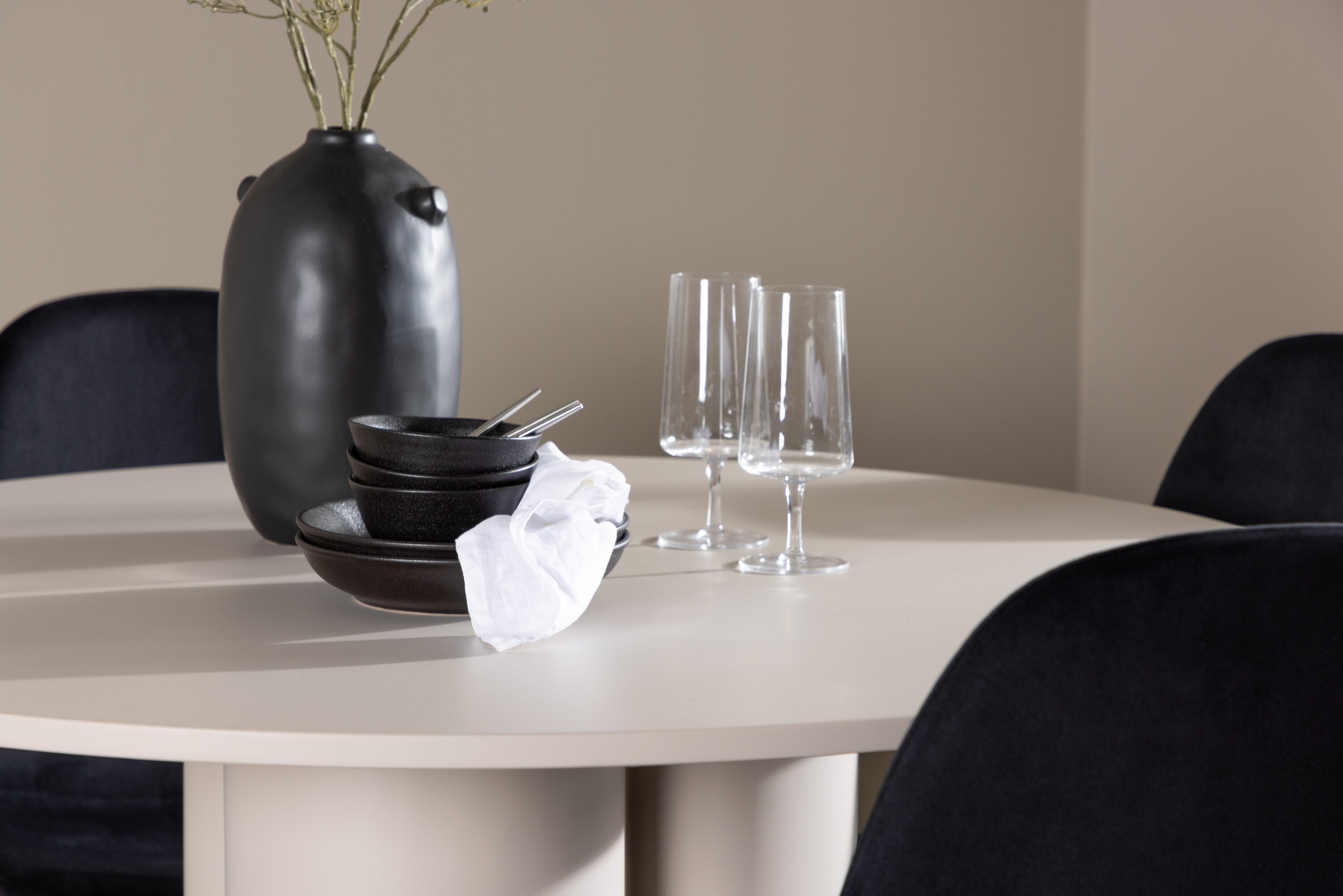 Olivia, Polar ensemble repas rond beige, noir en situation dans une pièce décorée