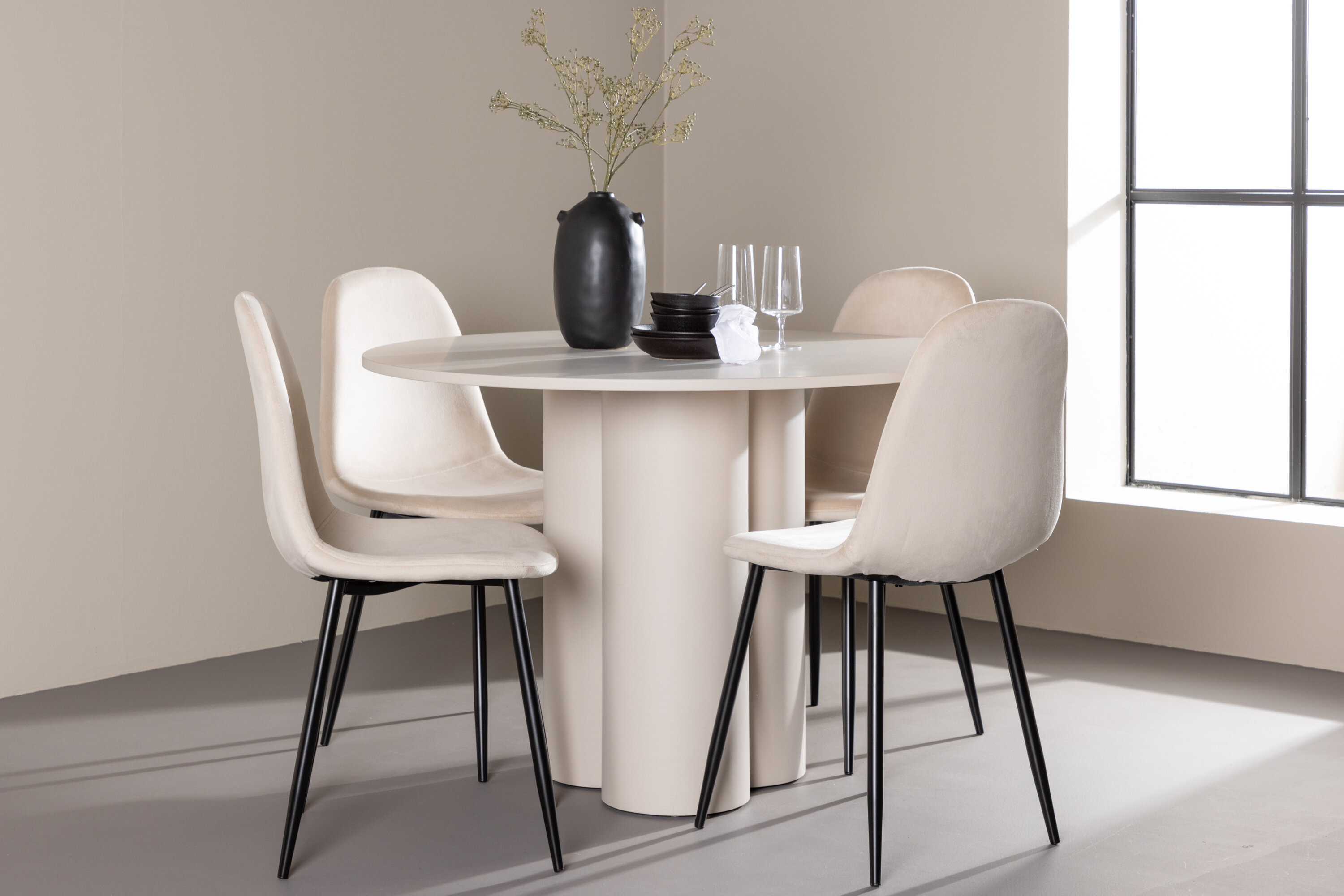 Olivia, Polar ensemble repas rond beige, noir en situation dans une pièce décorée