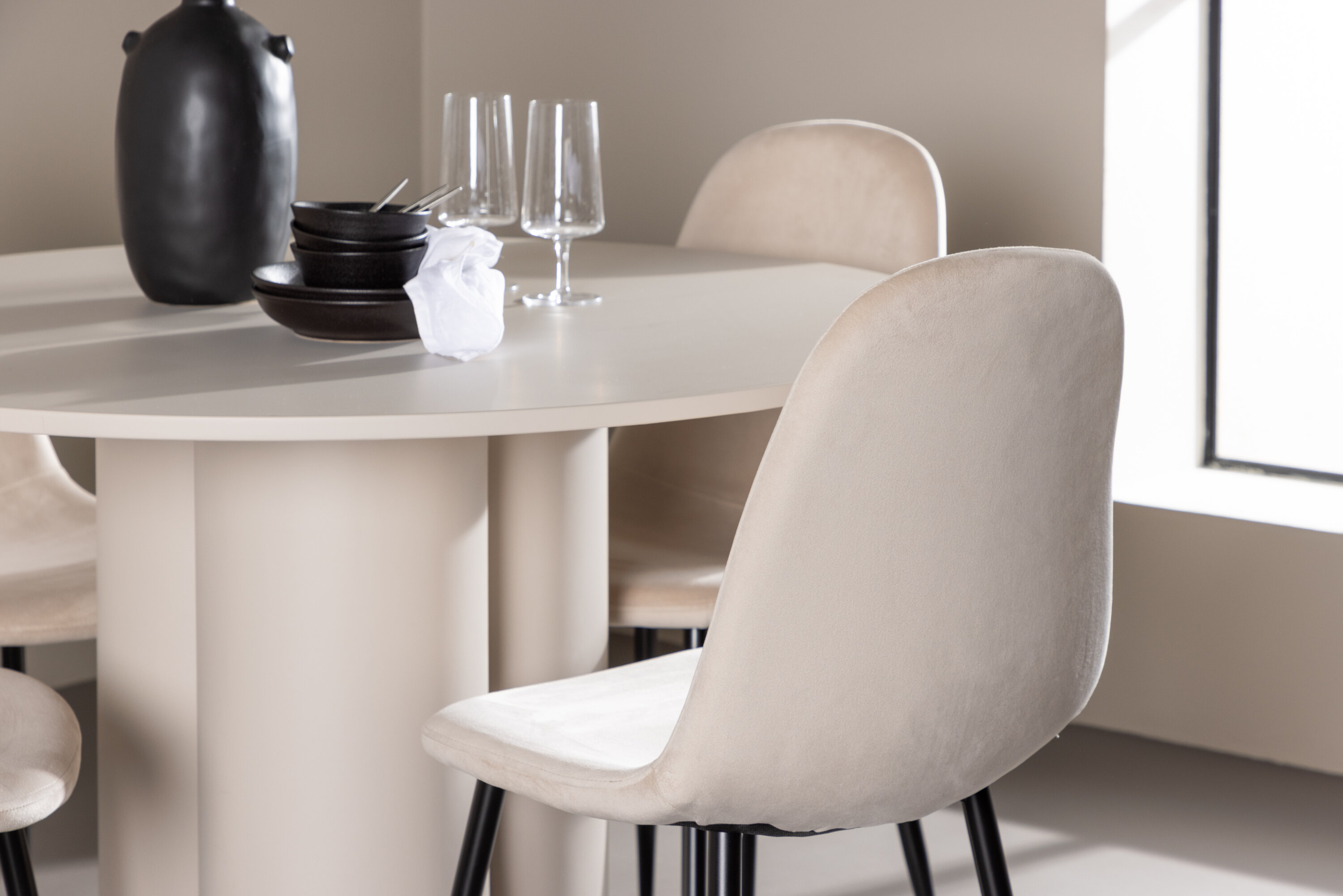 Olivia, Polar ensemble repas rond beige, noir en situation dans une pièce décorée