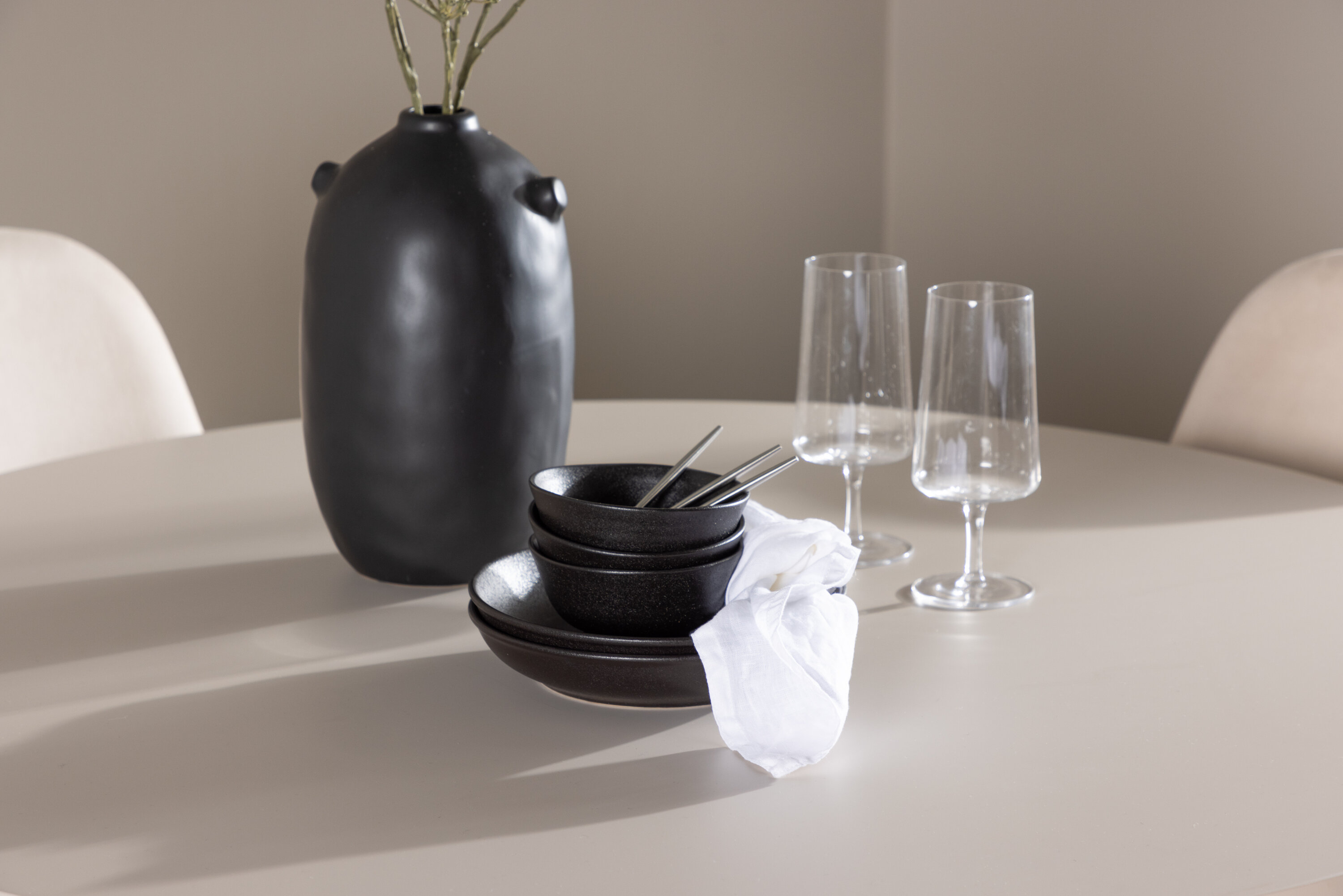 Olivia, Polar ensemble repas rond beige, noir en situation dans une pièce décorée