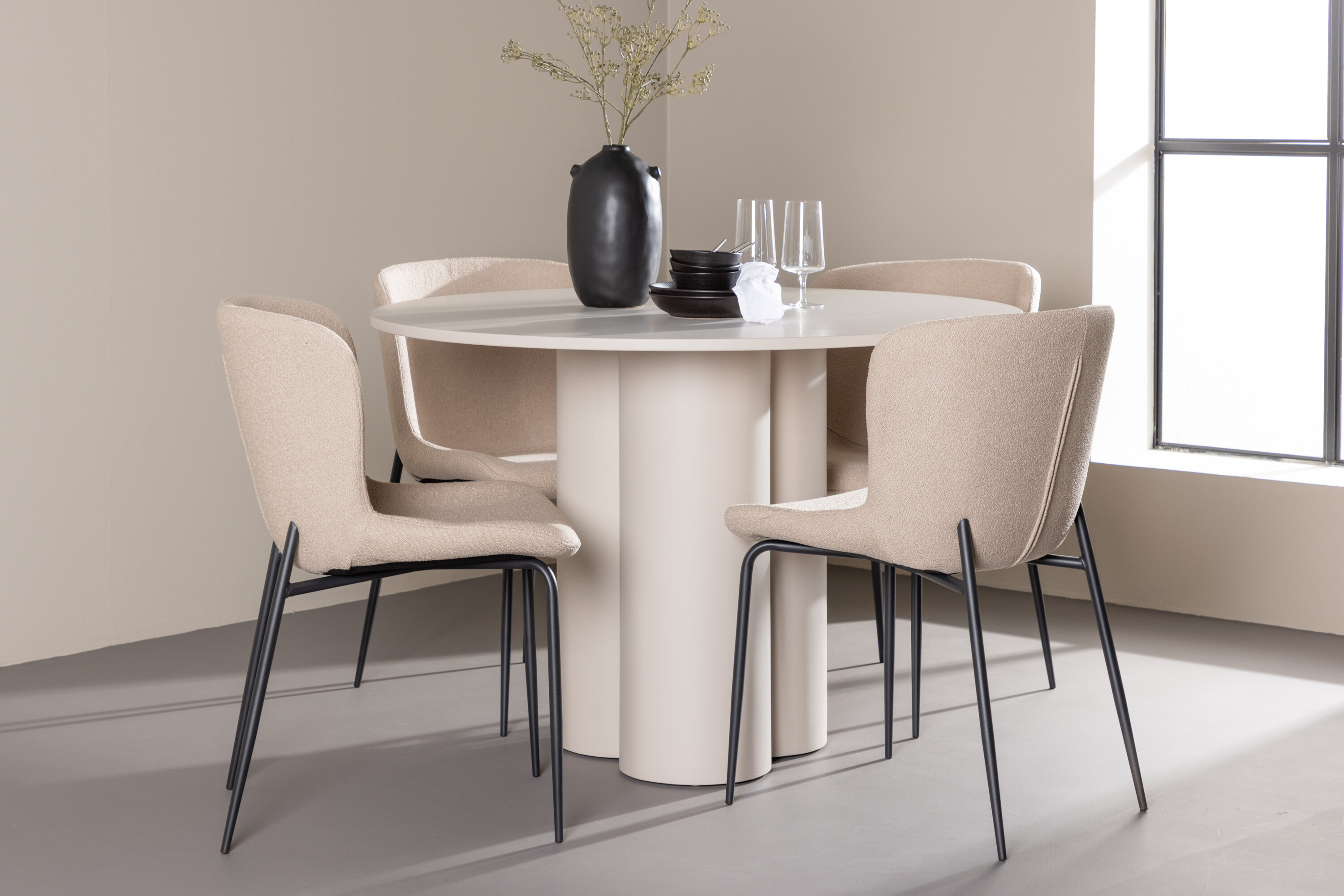 Olivia, Modesto ensemble repas rond beige, noir en situation dans une pièce décorée