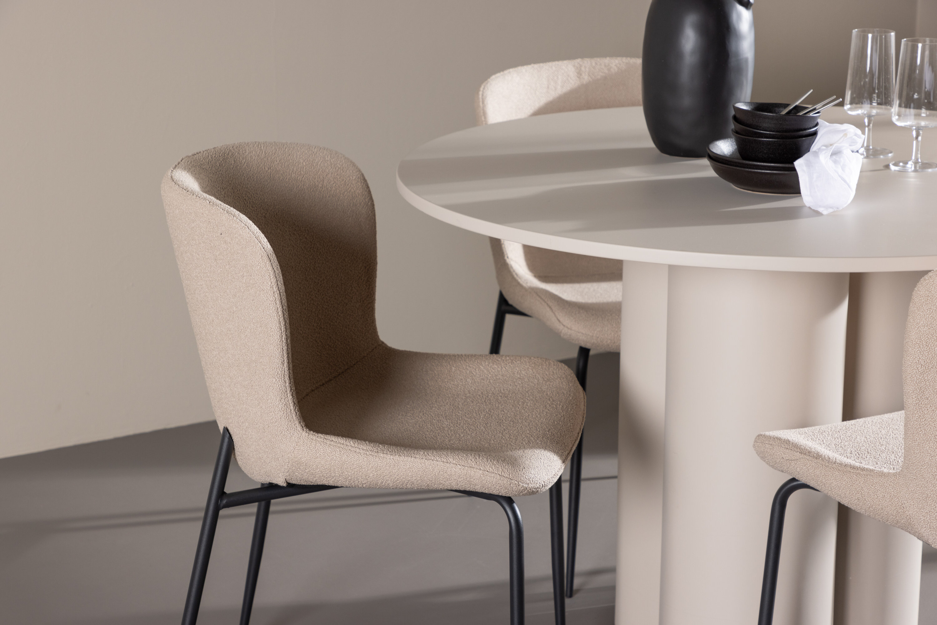 Olivia, Modesto ensemble repas rond beige, noir en situation dans une pièce décorée