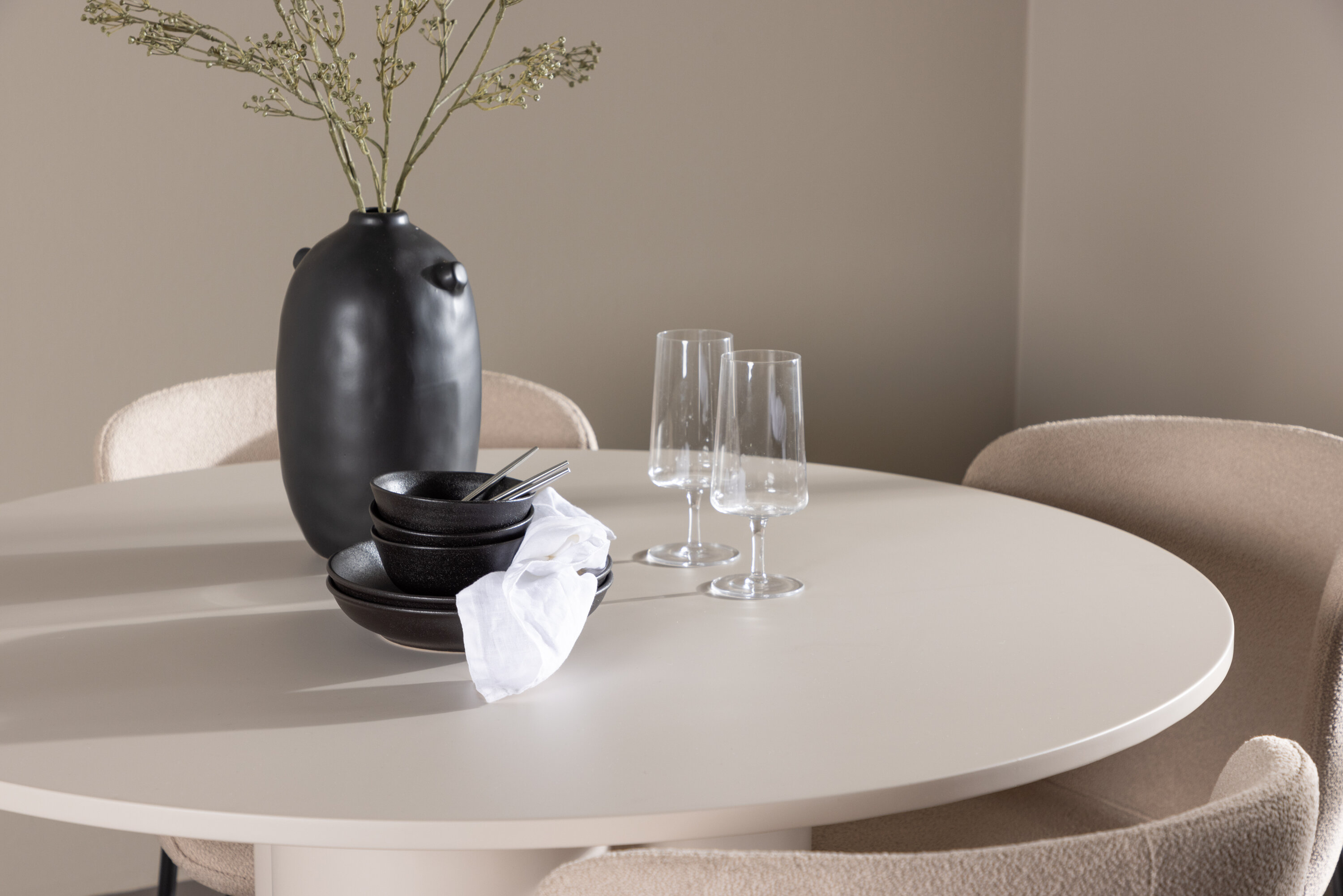 Olivia, Modesto ensemble repas rond beige, noir en situation dans une pièce décorée