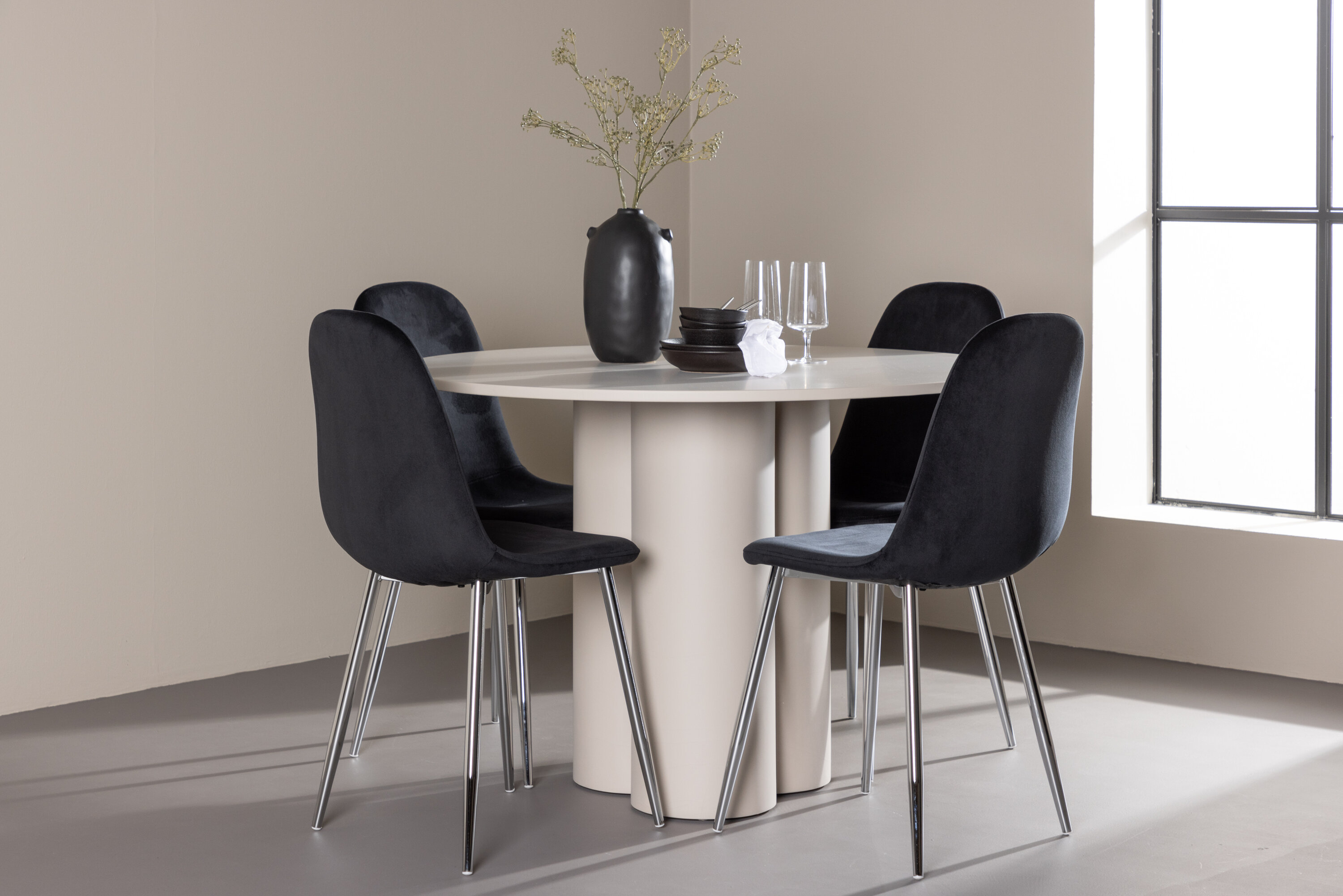 Olivia, Polar ensemble repas rond beige, noir, argenté en situation dans une pièce décorée