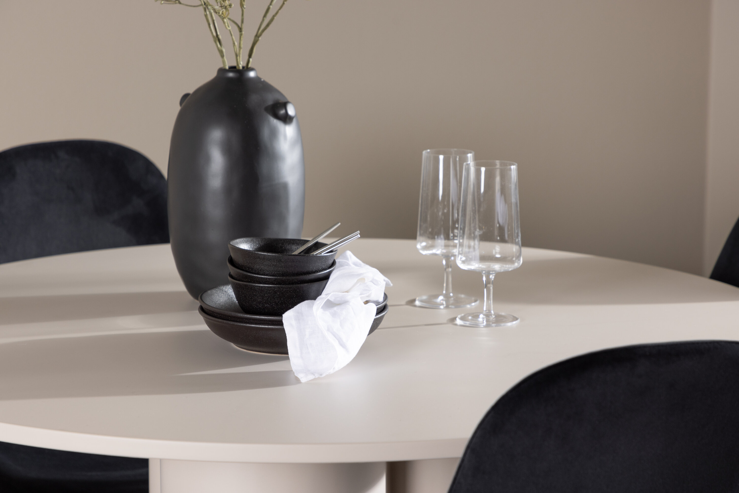 Olivia, Polar ensemble repas rond beige, noir, argenté en situation dans une pièce décorée