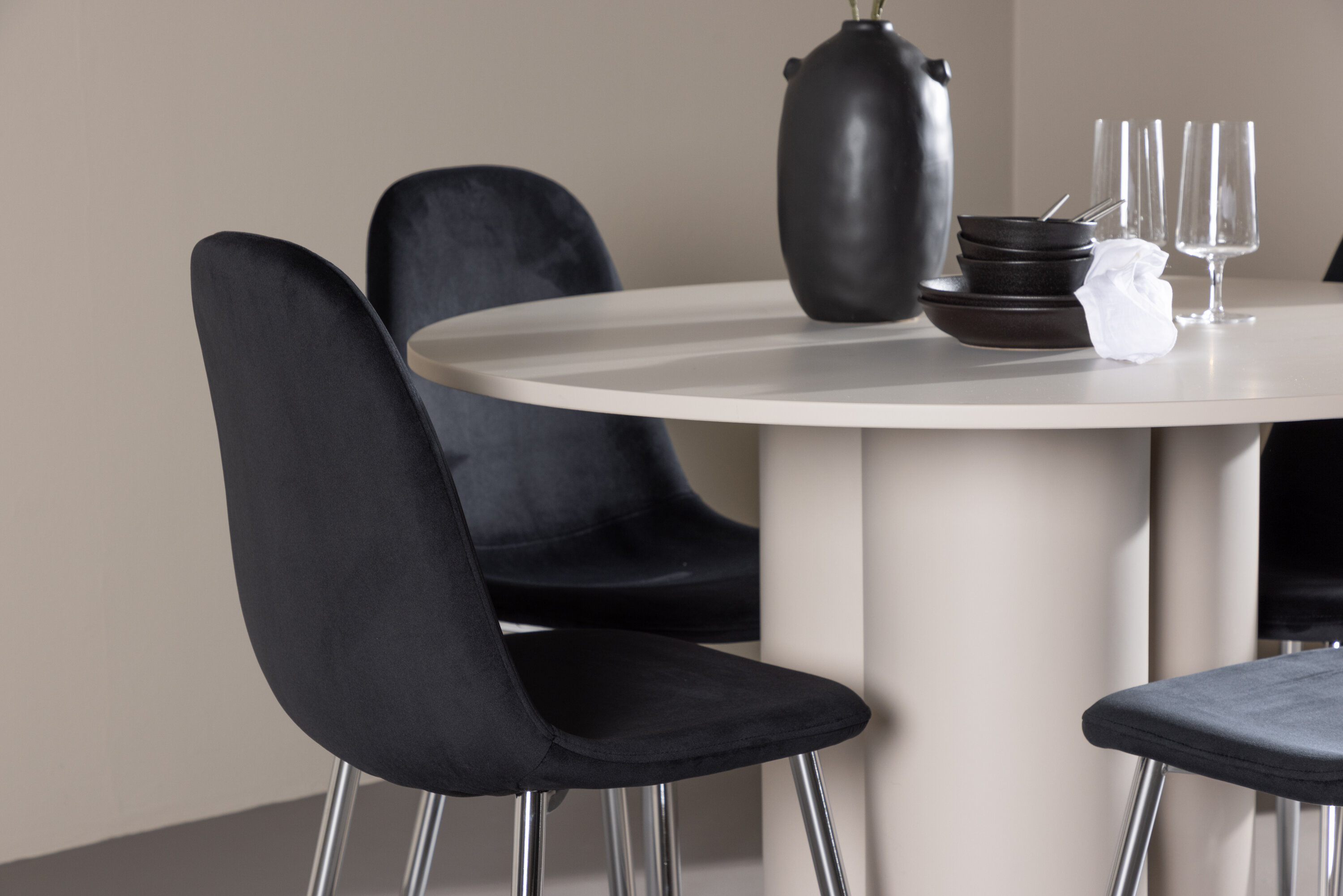 Olivia, Polar ensemble repas rond beige, noir, argenté en situation dans une pièce décorée
