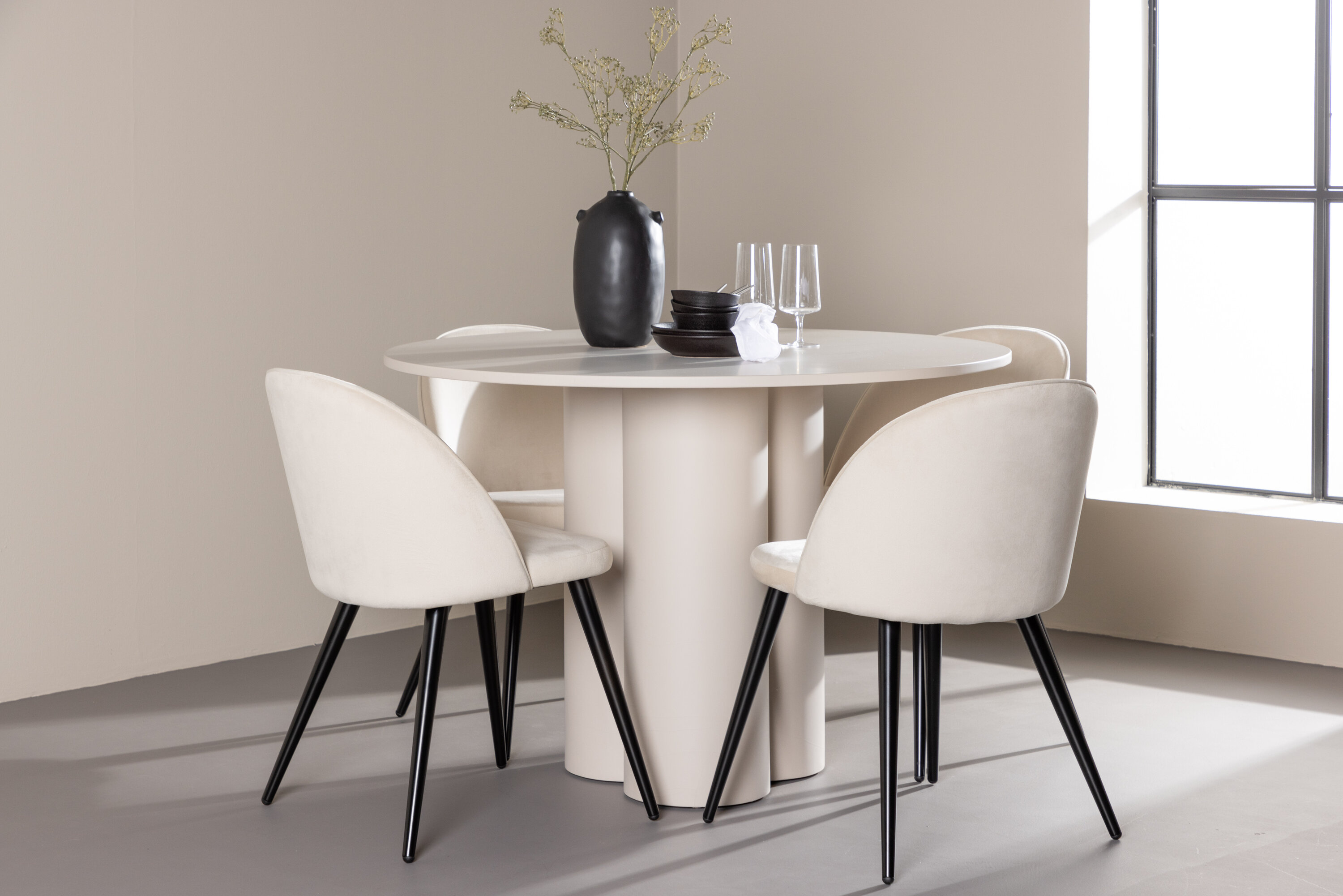 Olivia, Velvet ensemble repas rond beige, noir en situation dans une pièce décorée